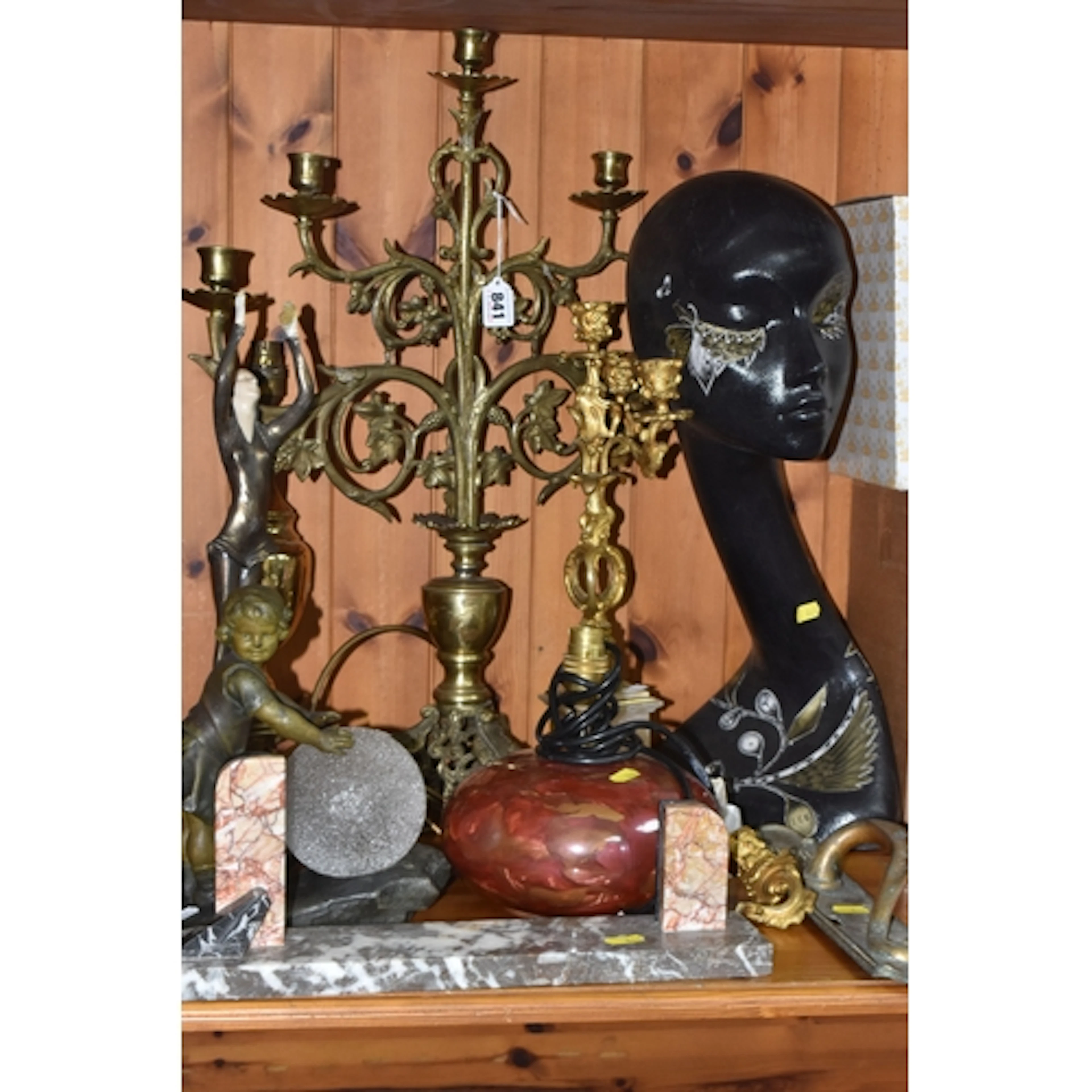 A GROUP OF TABLE LAMPS, CANDELABRA AND DECORATIVE ITEMS, com...