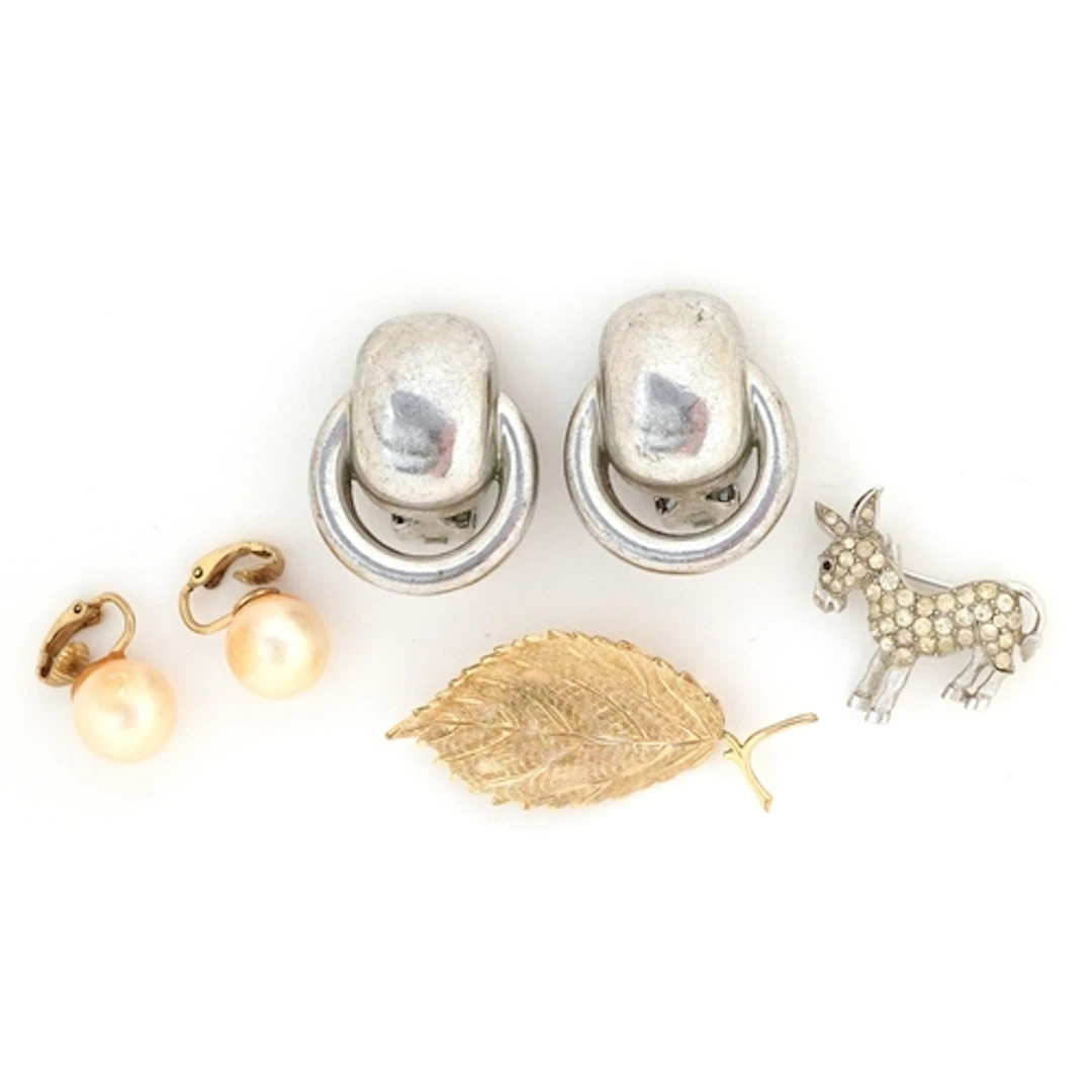 Designer costume jewellery including a Trifari donkey brooch...