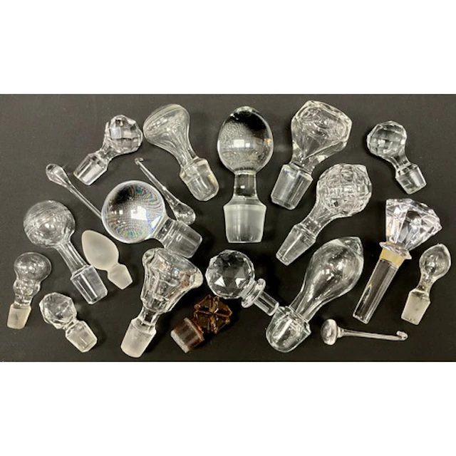 A quantity of 19th century and later glass decanter stoppers...