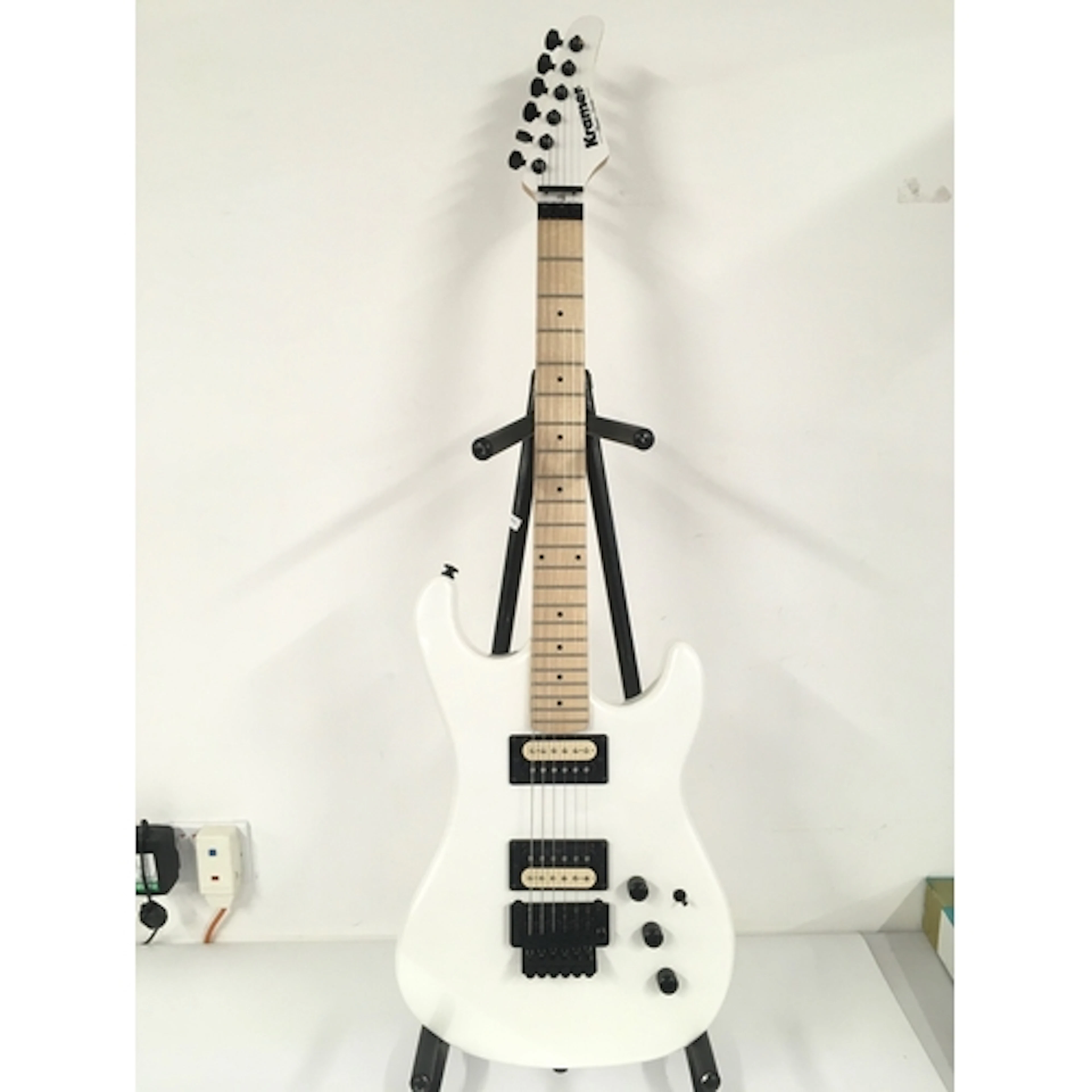 A Kramer classic series electric guitar. Comes with soft car...