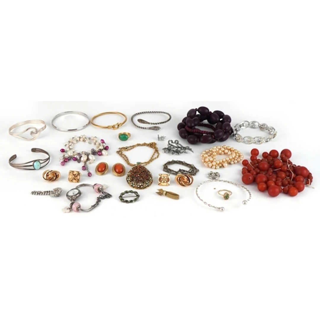 Antique and later jewellery including amber coloured necklac...