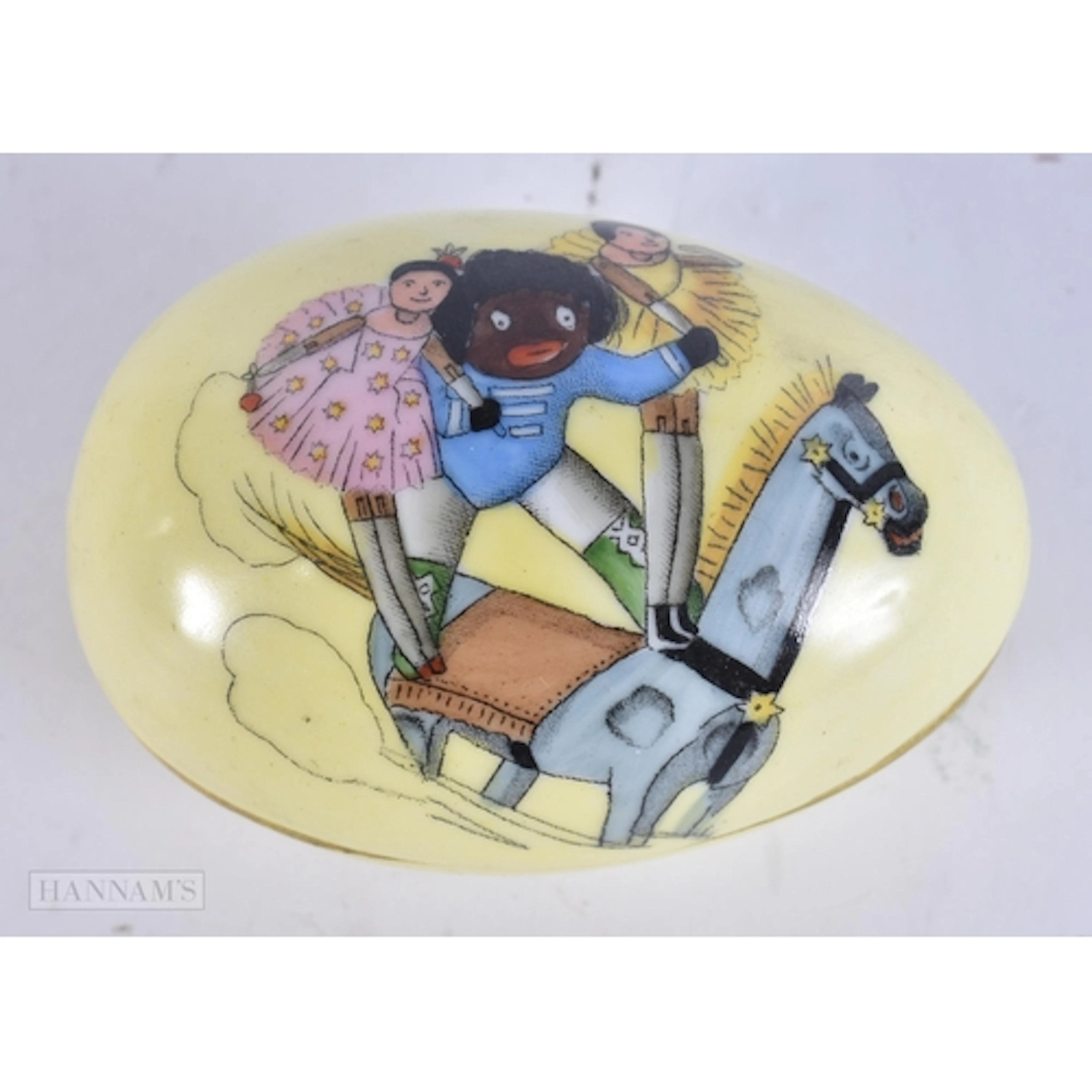 AN UNUSUAL VINTAGE PORCELAIN BOX AND COVER. 8 cm x 4.5 cm.