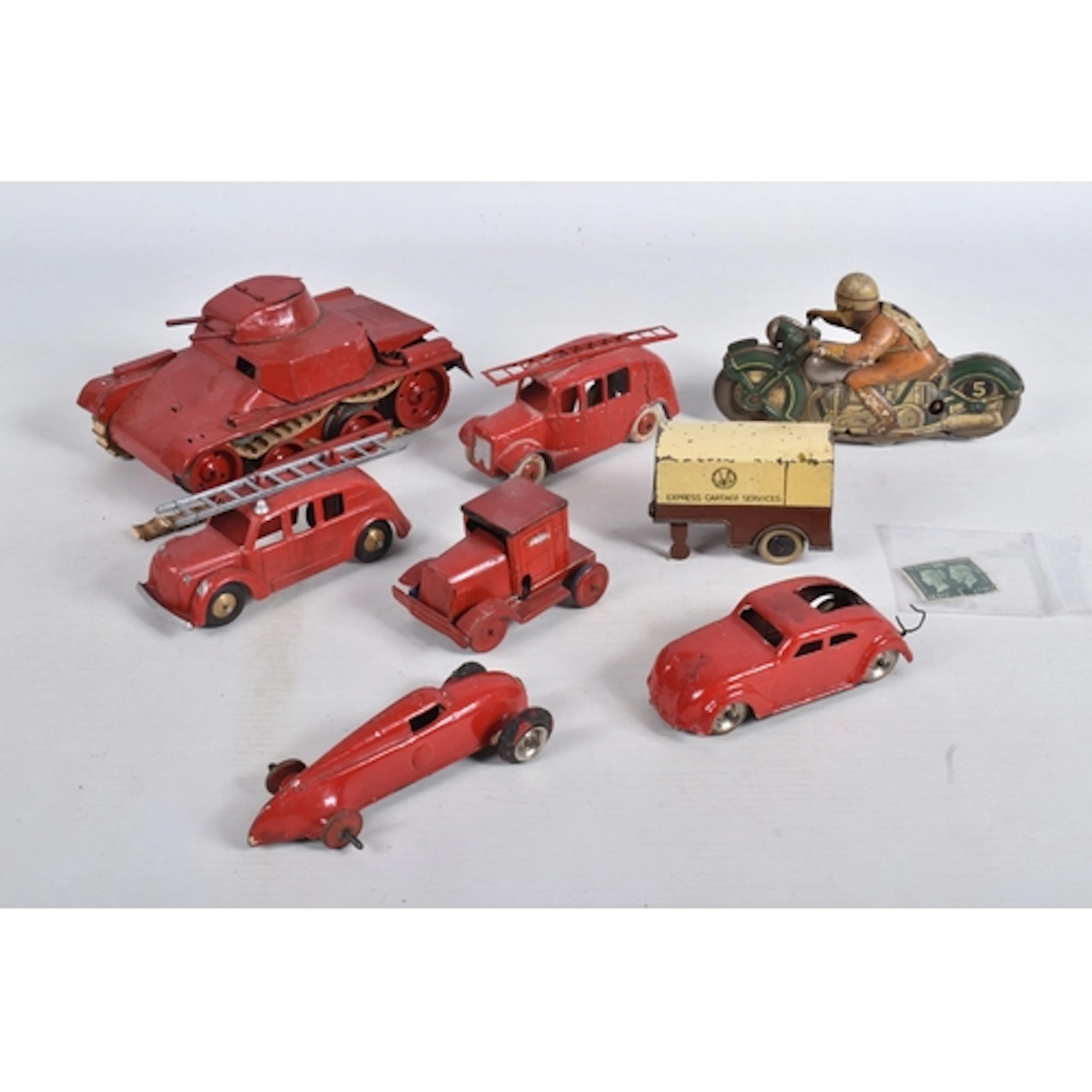 A QUANTITY OF UNBOXED VINTAGE DIECAST AND TINPLATE TOY VEHIC...