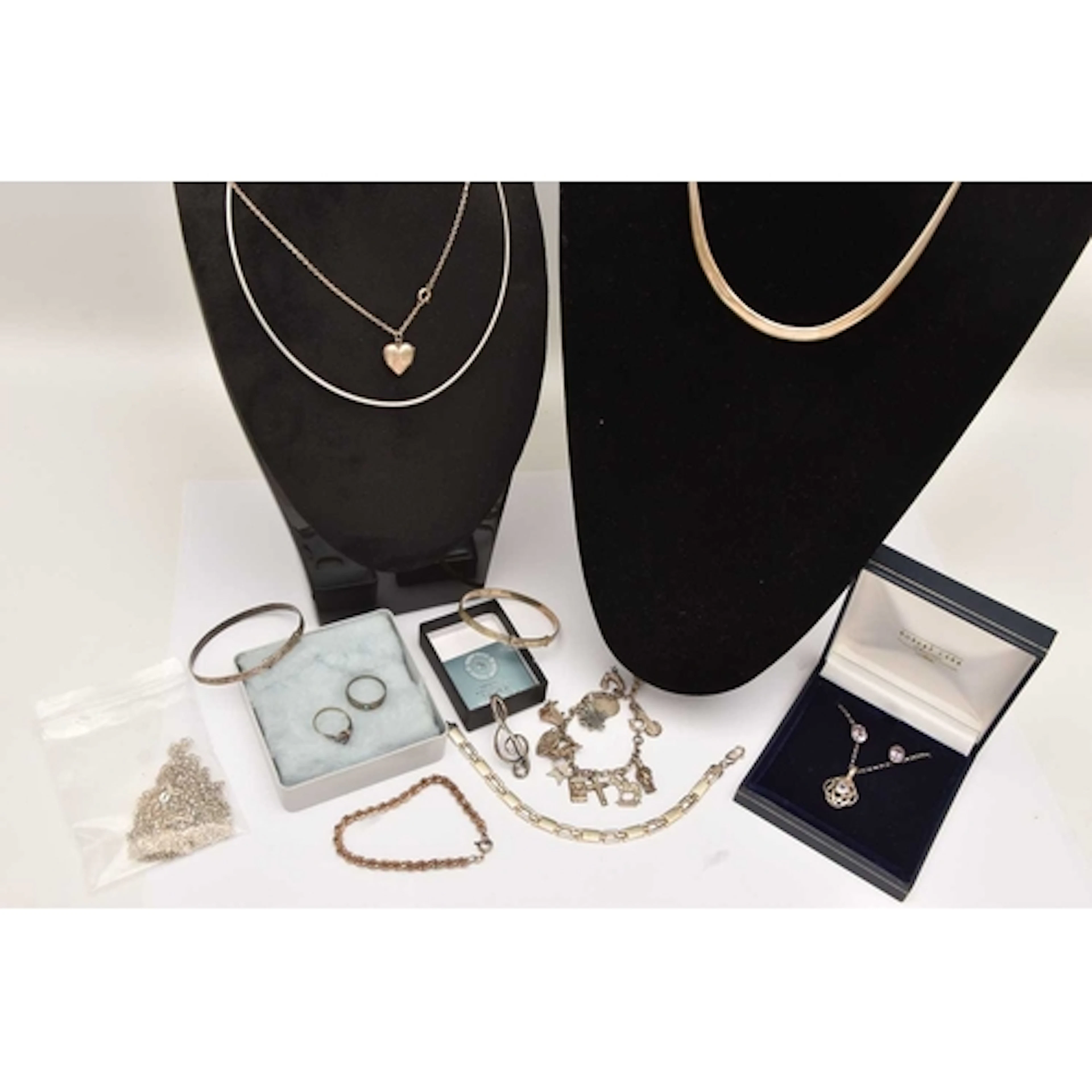 AN ASSORTMENT OF SILVER/WHITE METAL JEWELLERY, to include an...