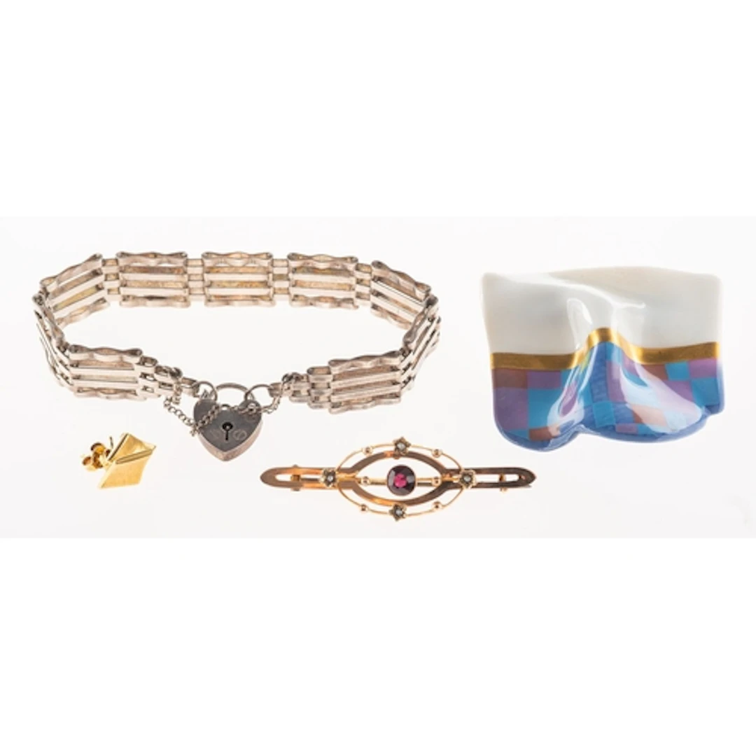 A mixed group of jewellery, including a pair of 18ct gold ma...