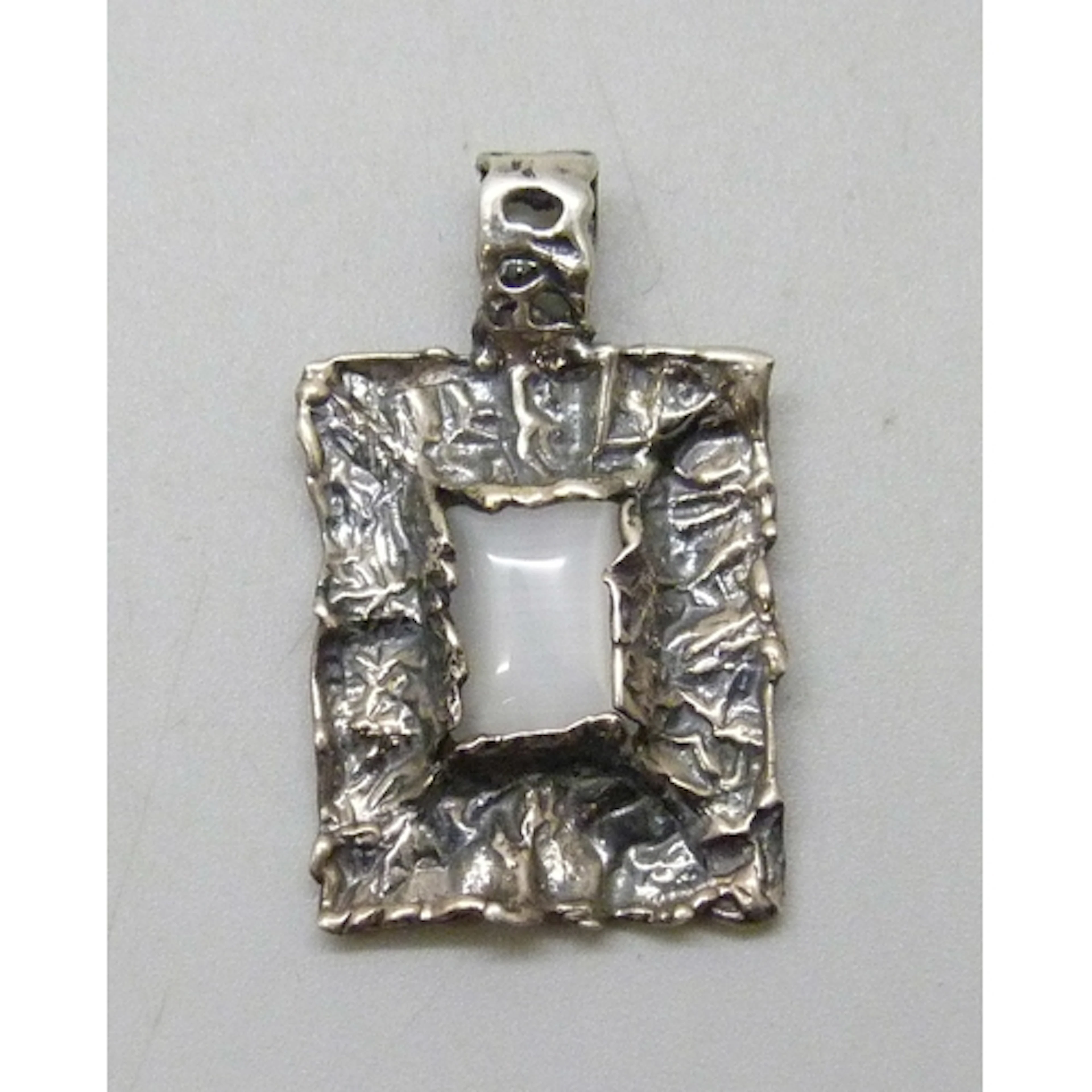 A Modernist/Brutalist design silver pendant, 3.2cm