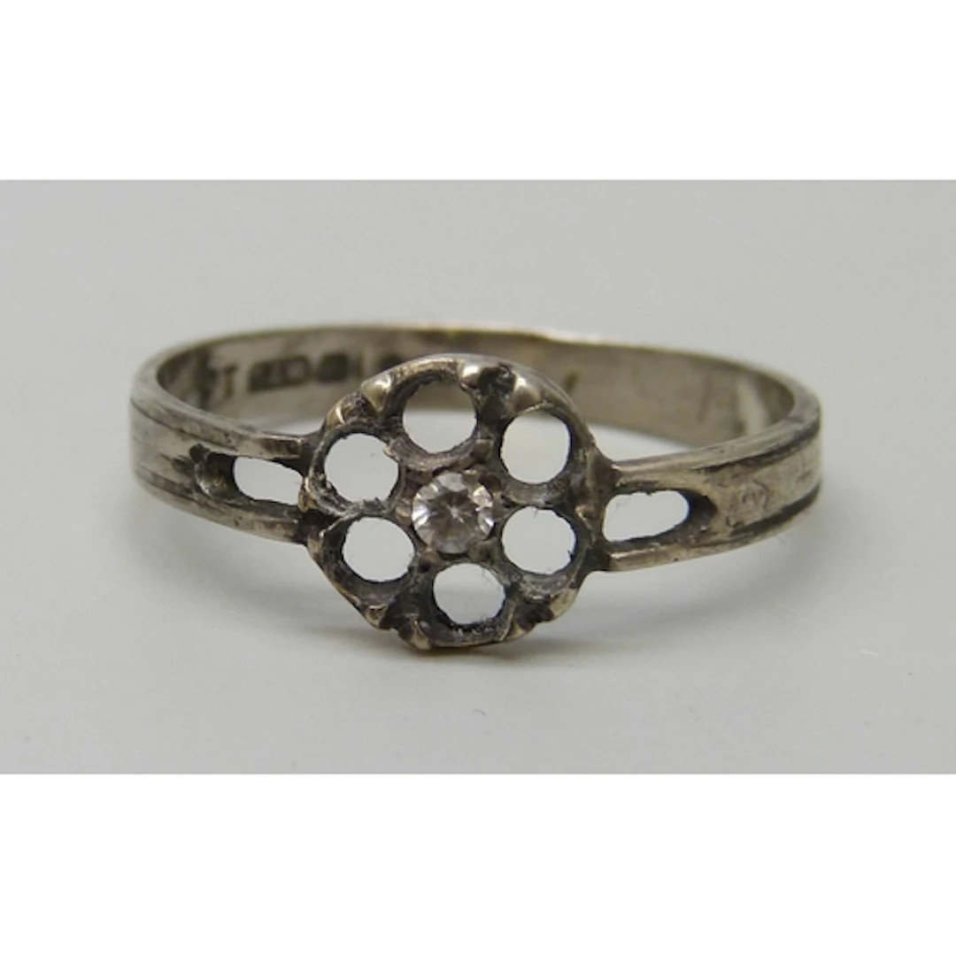 A platinum ring set with a white stone, 3.2g, U/V