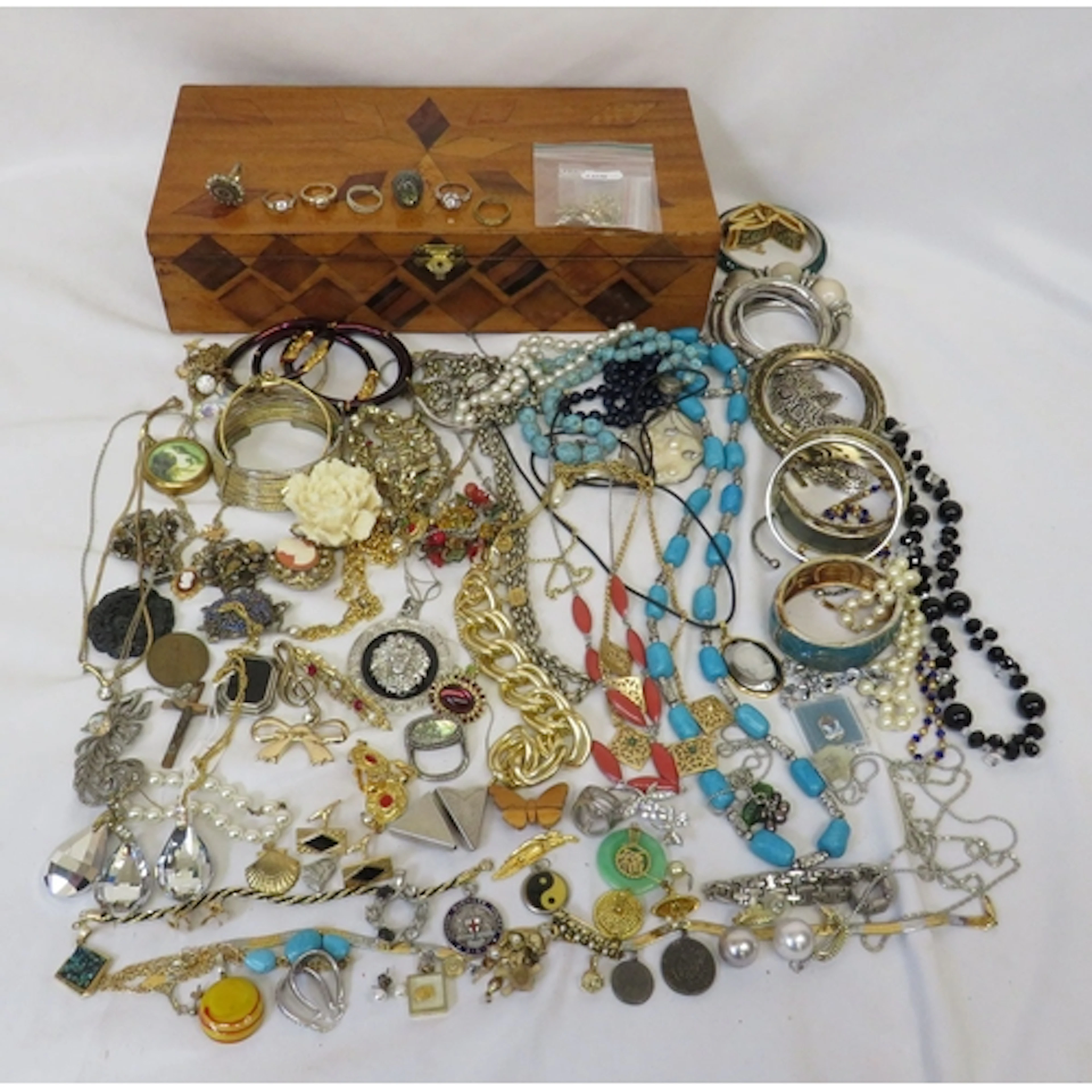 Vintage & Contemporary Costume Jewellery incl. tortoise shap...