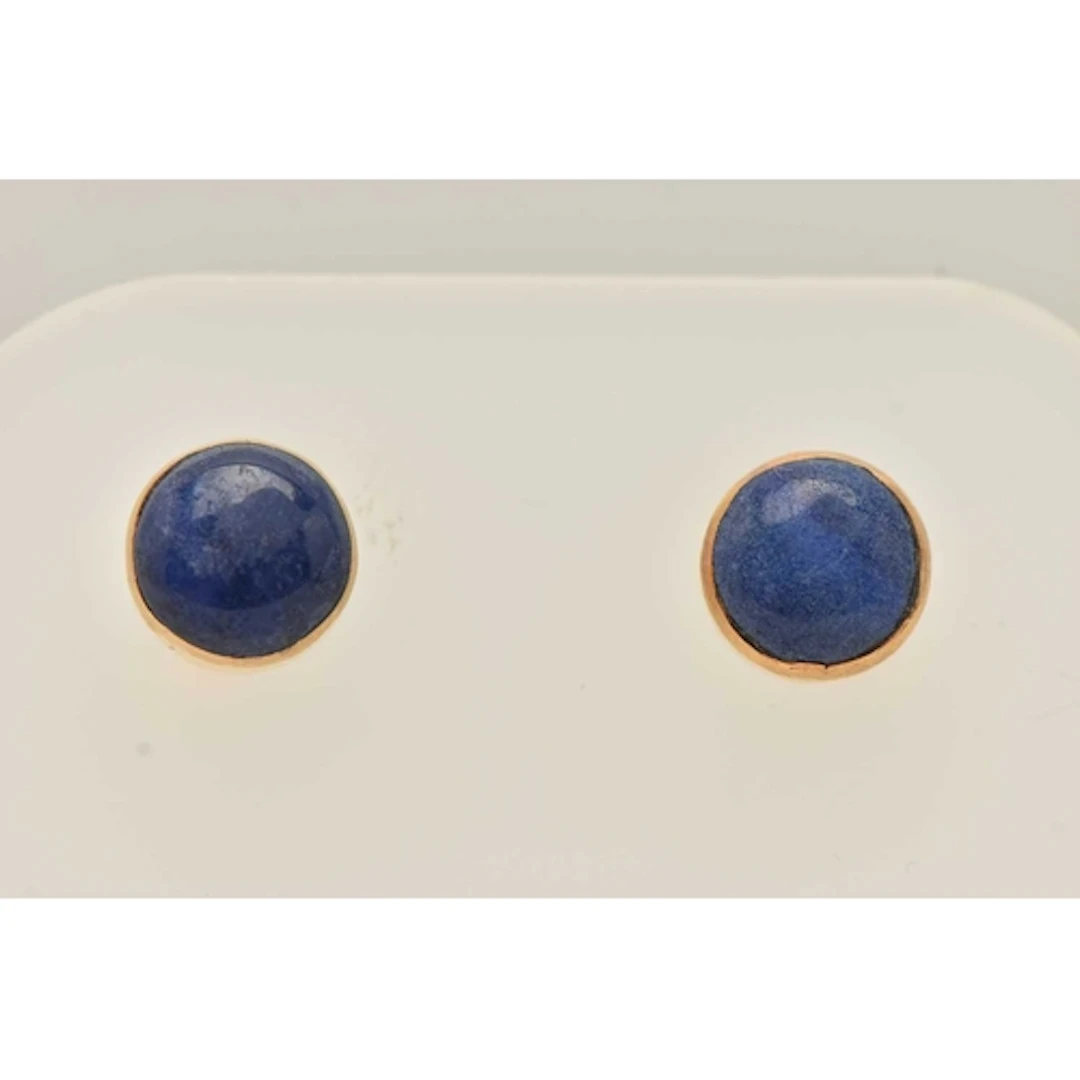 A PAIR OF YELLOW METAL LAPIS LAZULI STUD EARRINGS, each earr...