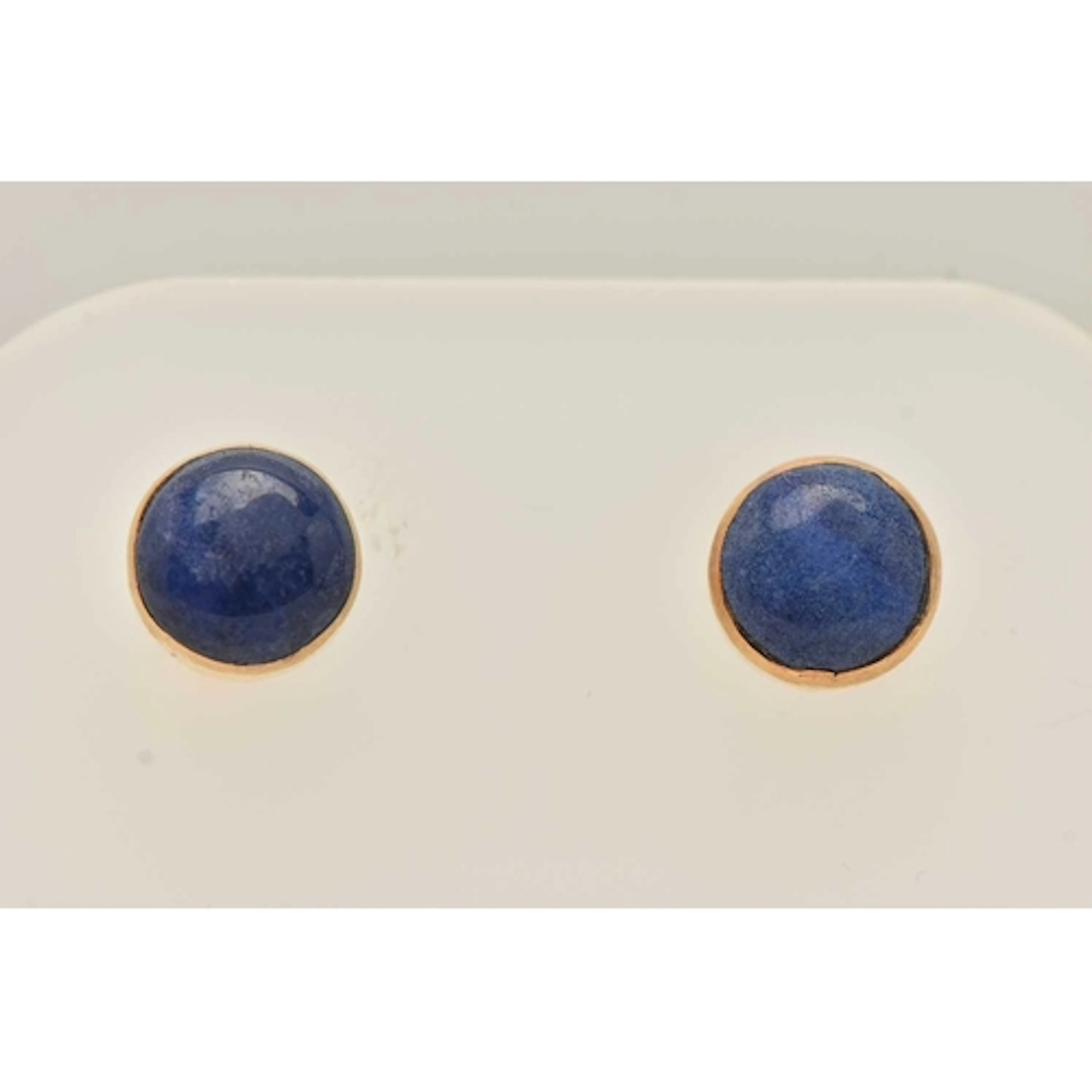 A PAIR OF YELLOW METAL LAPIS LAZULI STUD EARRINGS, each earr...