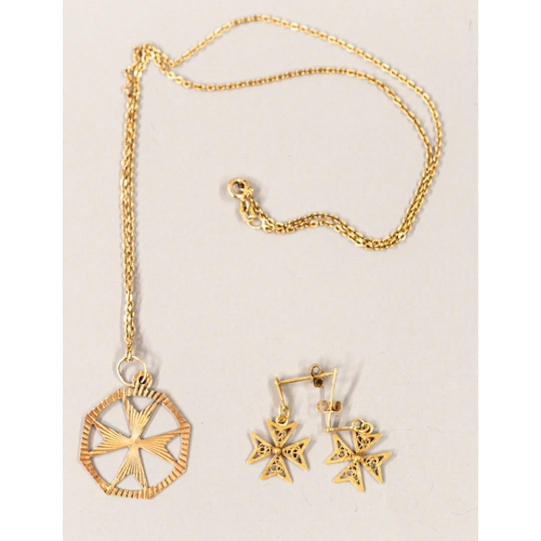 Jewellery: a 9ct yellow gold necklace with Maltese cross pen...