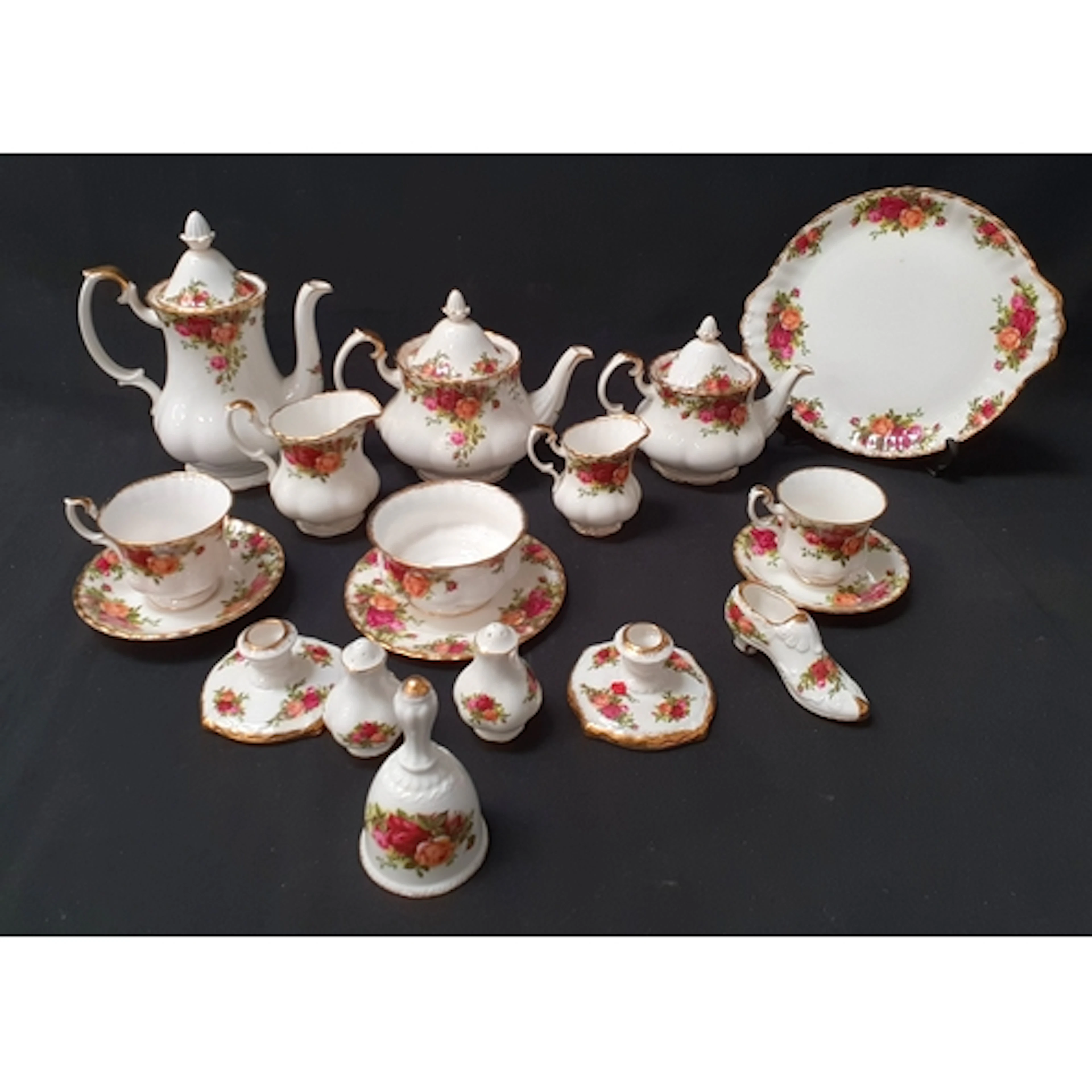 ROYAL ALBERT OLD COUNTRY ROSES TEA AND COFFEE SERVICE compri...
