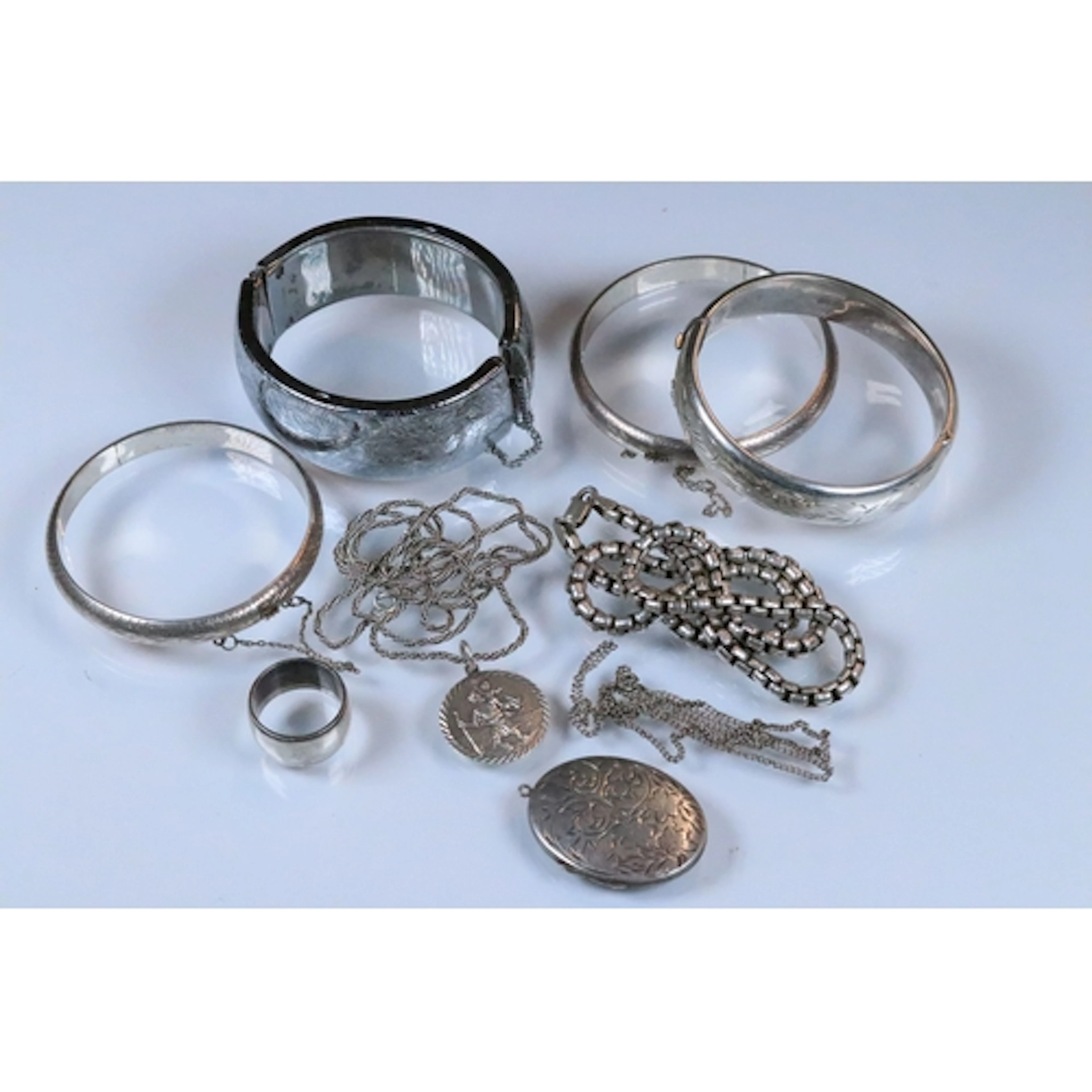 Group of silver jewellery to include a large hinged bangle (...
