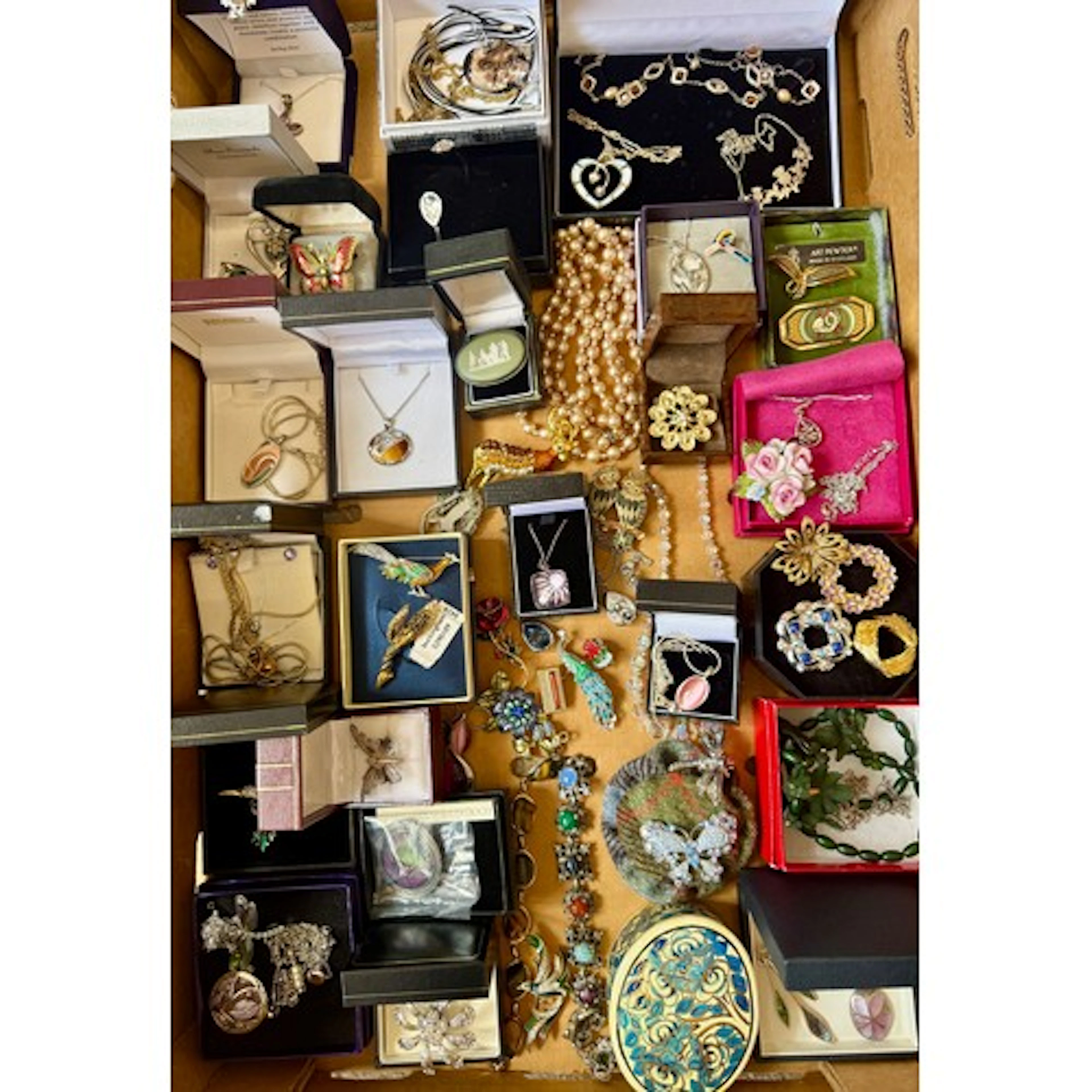 A large quantity of costume jewellery to include many pieces...