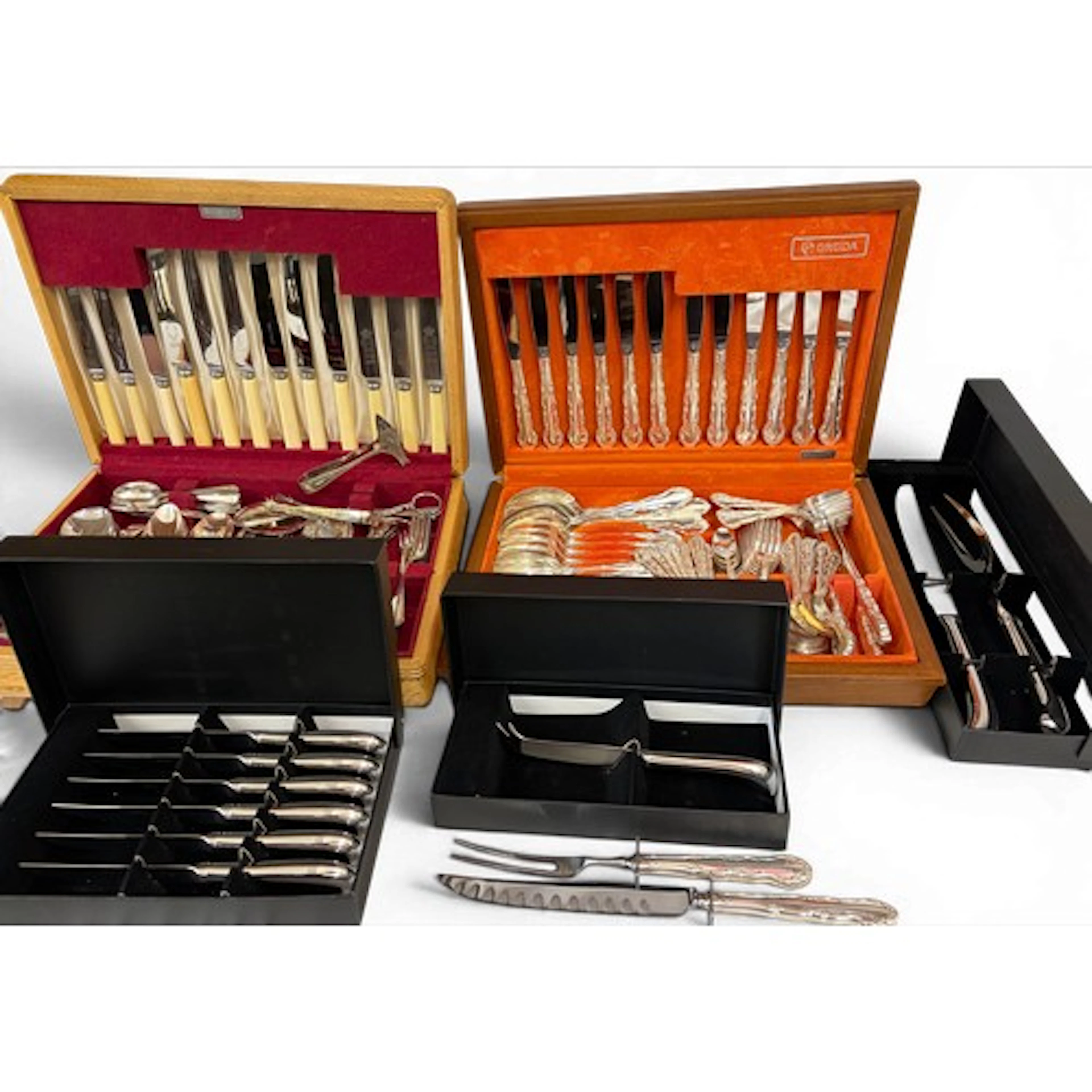 Oneida canteen of silver plated cutlery 'Flirtation' pattern...