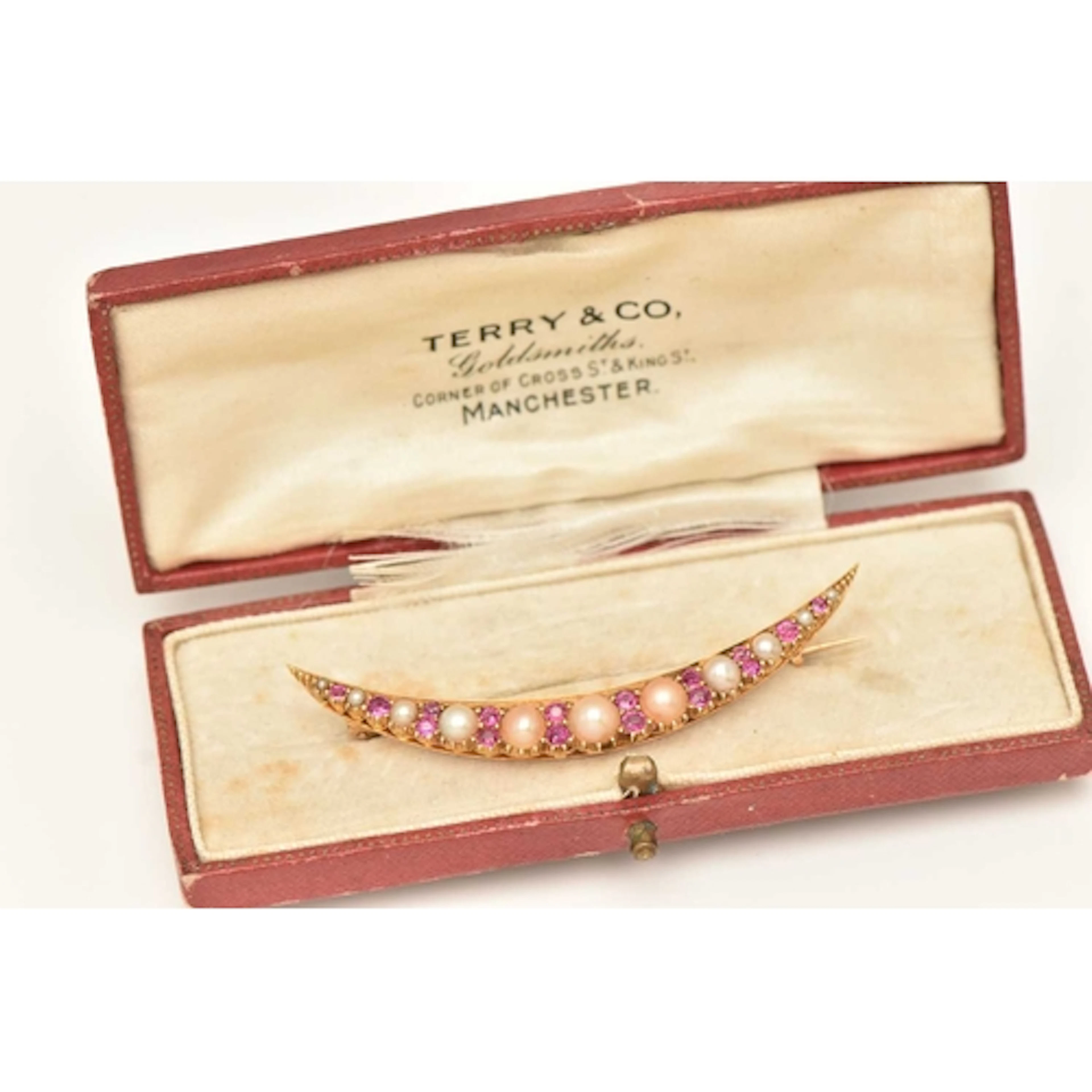 AN EARLY 20TH CENTURY BROOCH, a yellow metal crescent brooch...