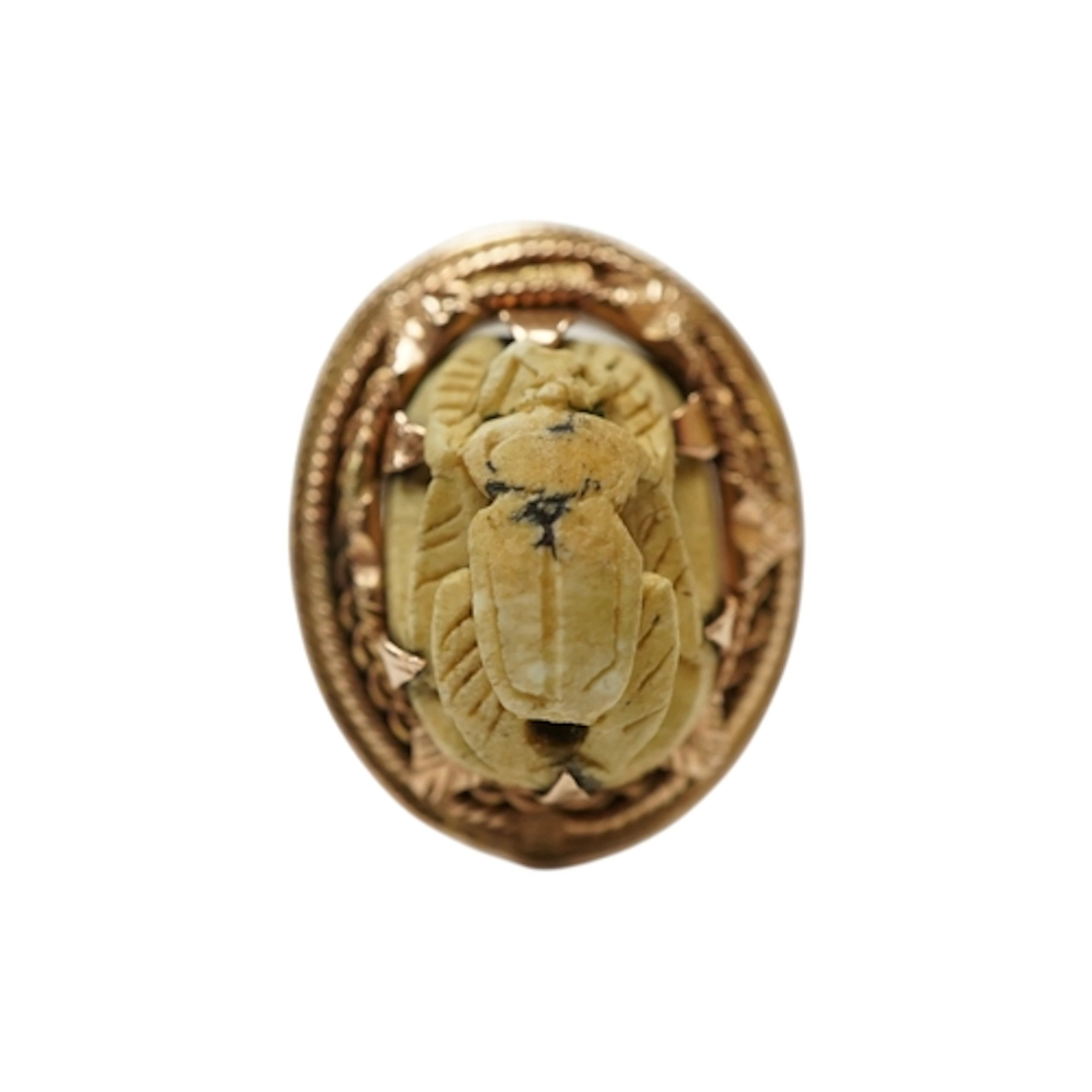 An Egyptian yellow metal faience scarab ring, size L/M, gros...