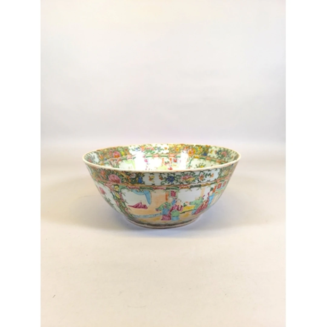 Chinese Canton famille rose bowl, Late Qing Dynasty, Decorat...