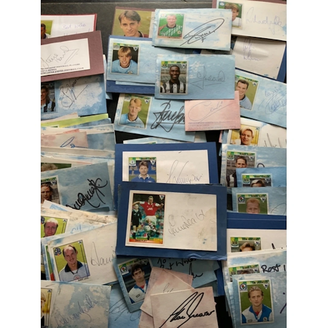 Football Autograph Collection: Large quantity of 90s autogra...