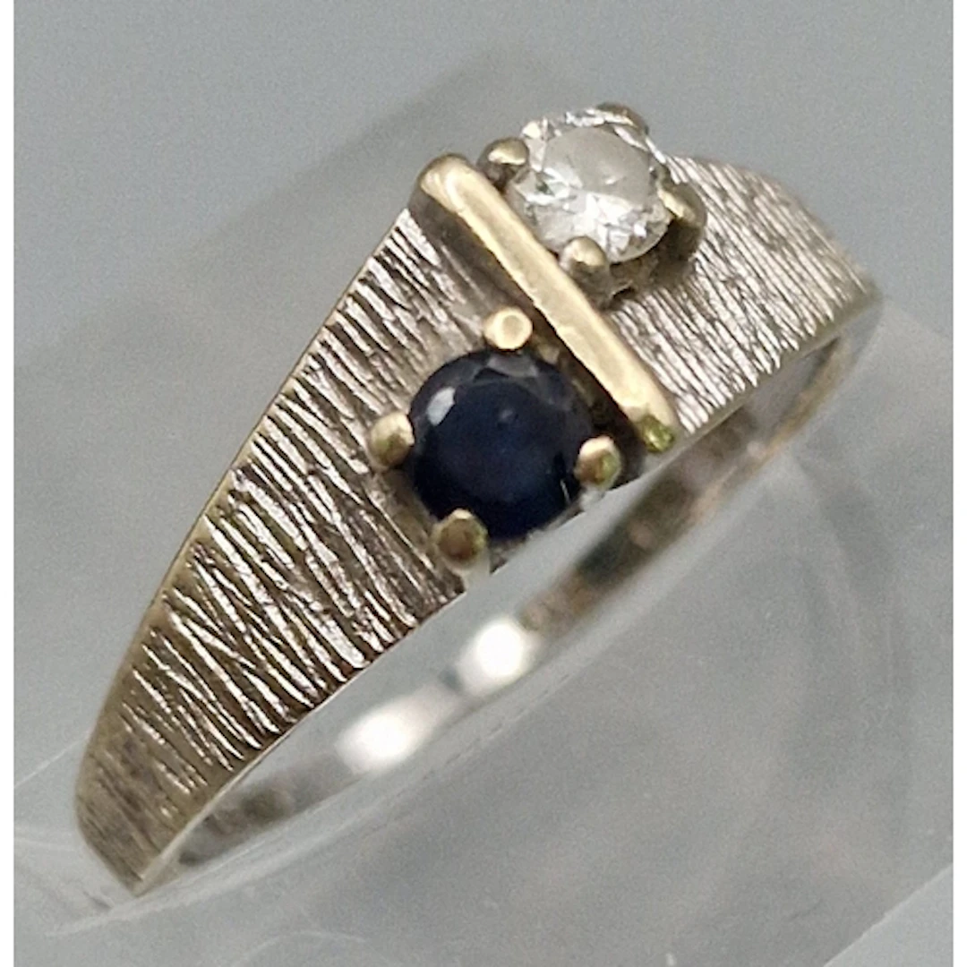 14ct white gold textured diamond and sapphire ring. 2.5g app...
