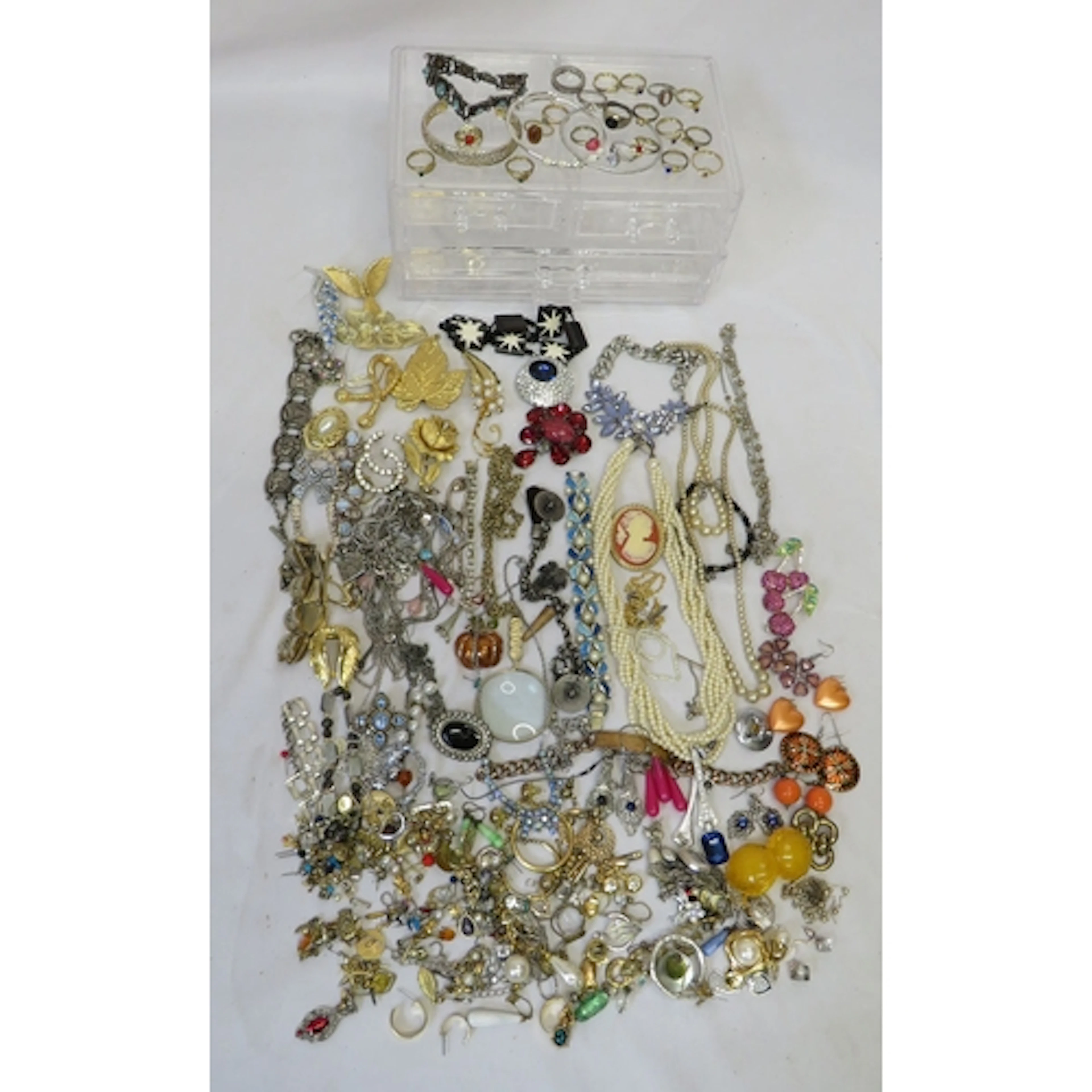 Costume Jewellery mostly contemporary/few vintage pieces inc...