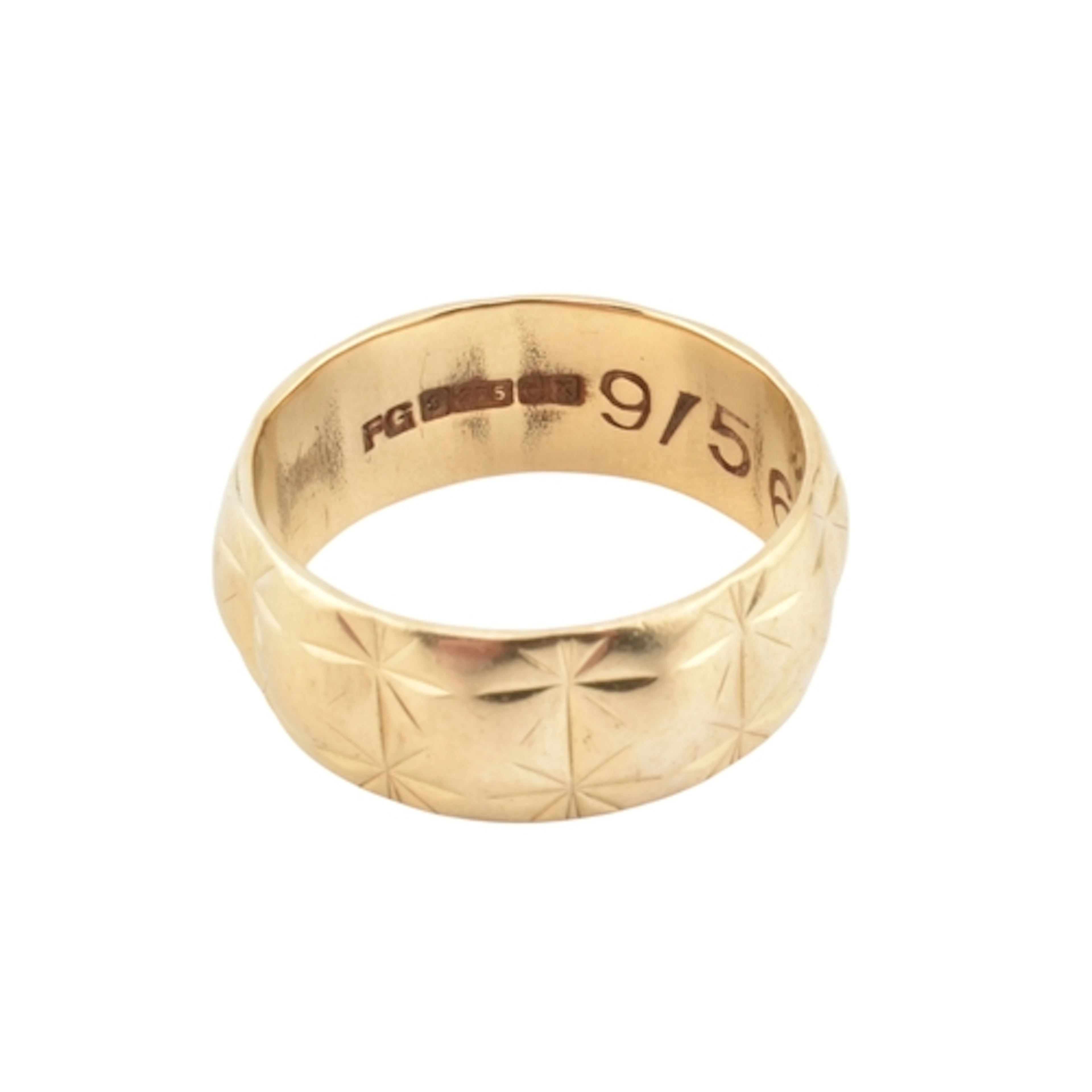 A hallmarked 9ct band ring with fluted decoration. Hallmarke...