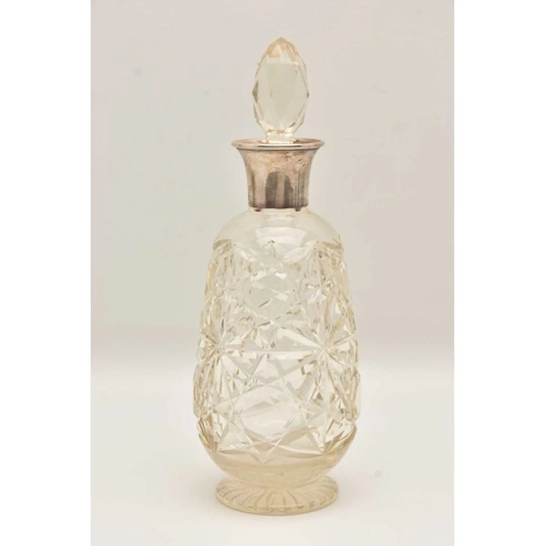 AN EARLY 20TH CENTURY SILVER MOUNTED CUT GLASS DECANTER, sil...