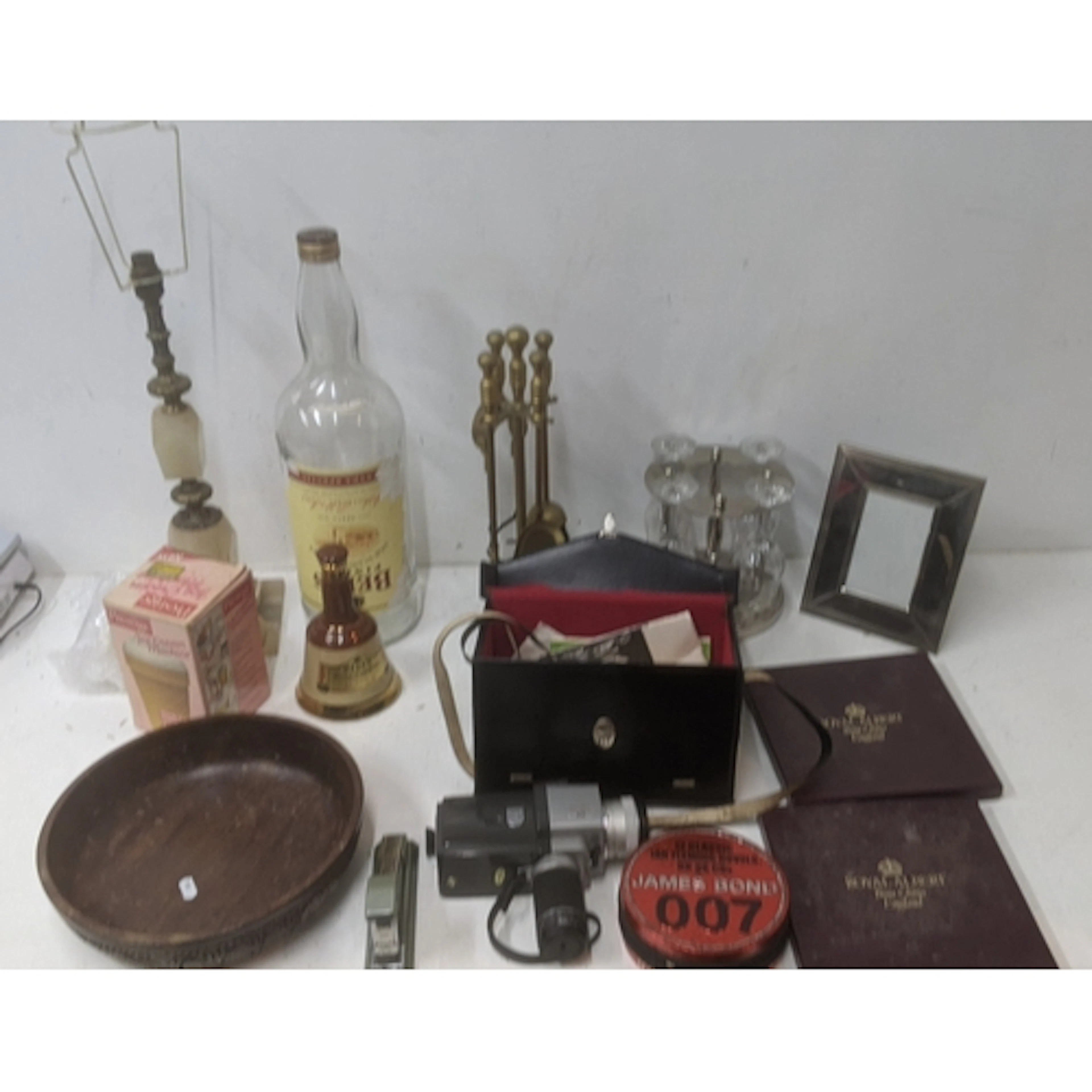 Vintage homeware to include an onyx lamp, a Minolta K11 film...