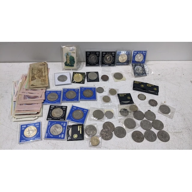 Mixed coins and bank notes to include a 40% silver half doll...