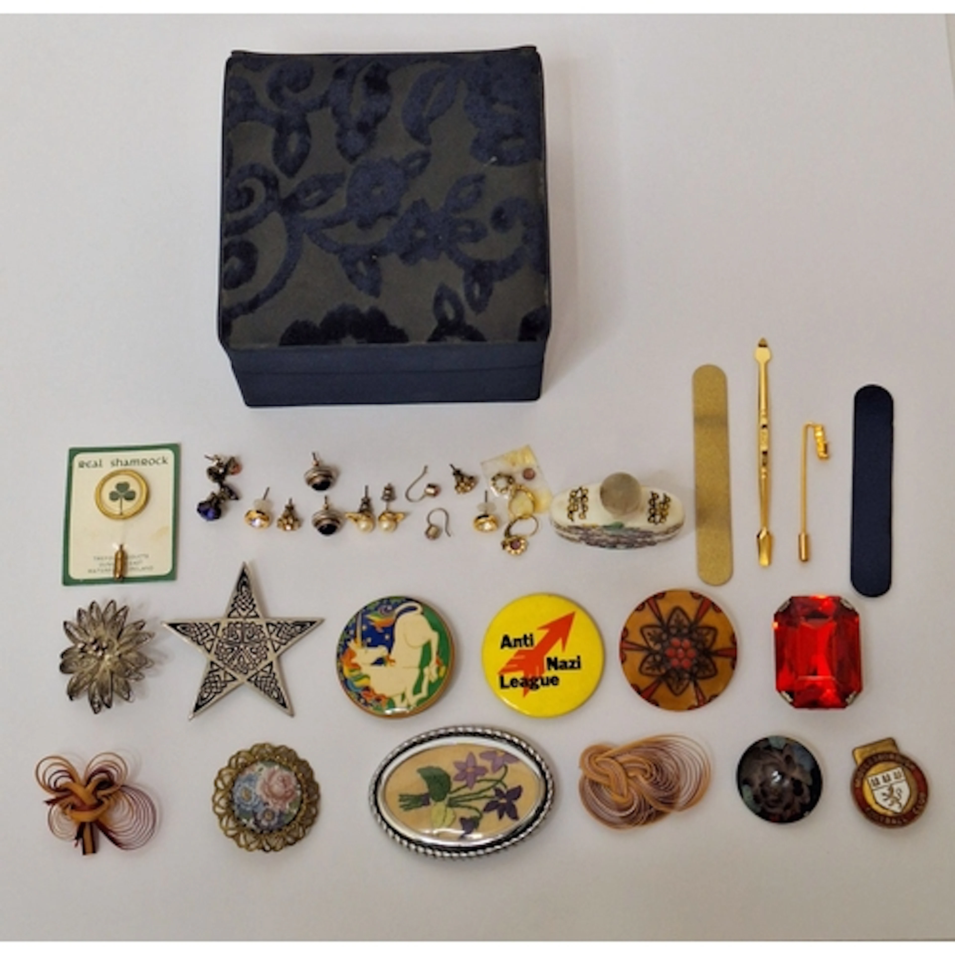 Costume Jewellery incl. silver toned filigree floral brooch,...