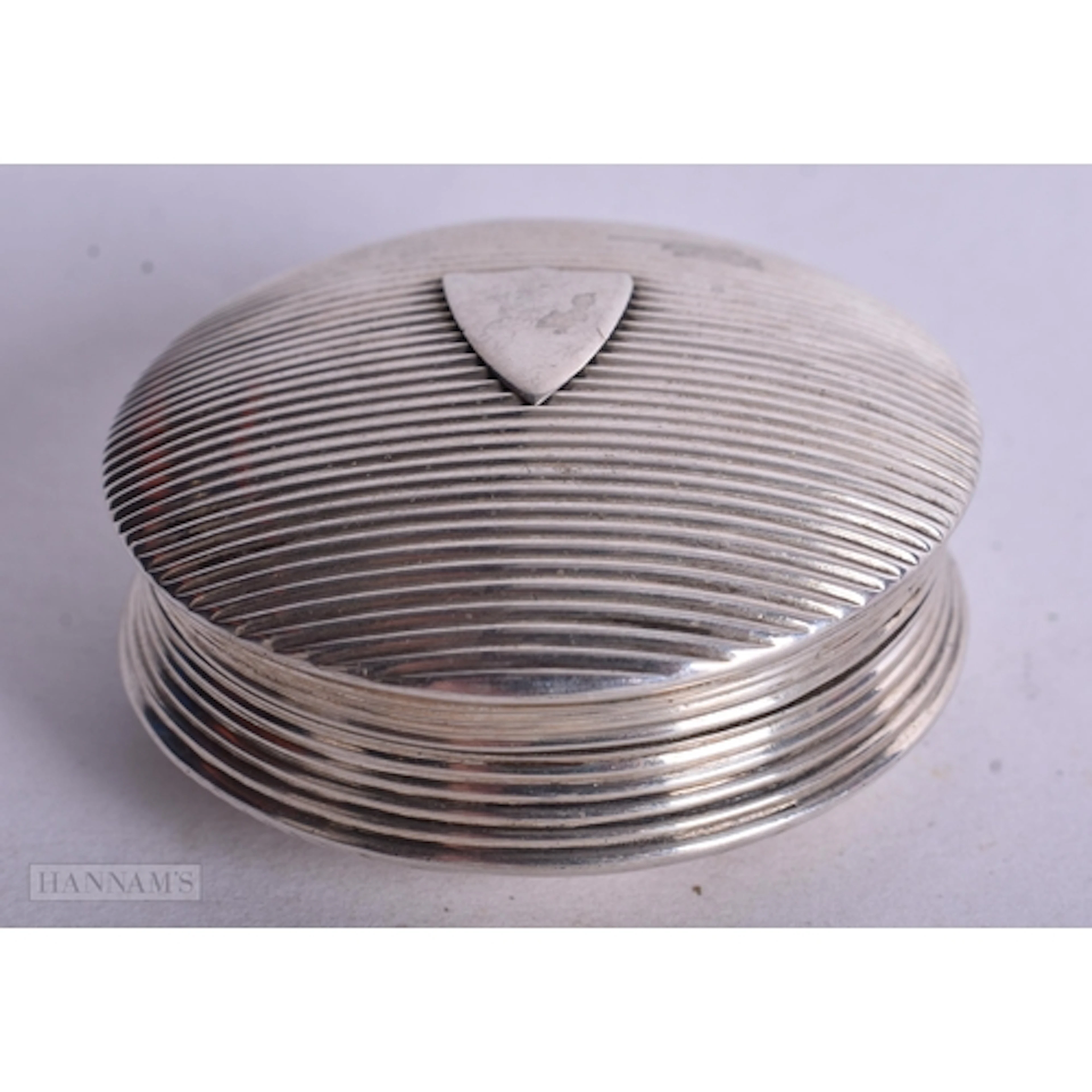 AN ANTIQUE DUTCH SILVER BOX. 23 grams. 4.5 cm wide.
