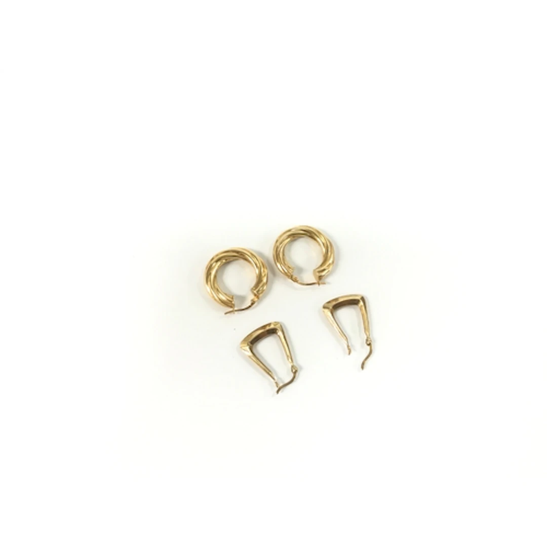 Two pairs of 9ct gold earrings 4.4g