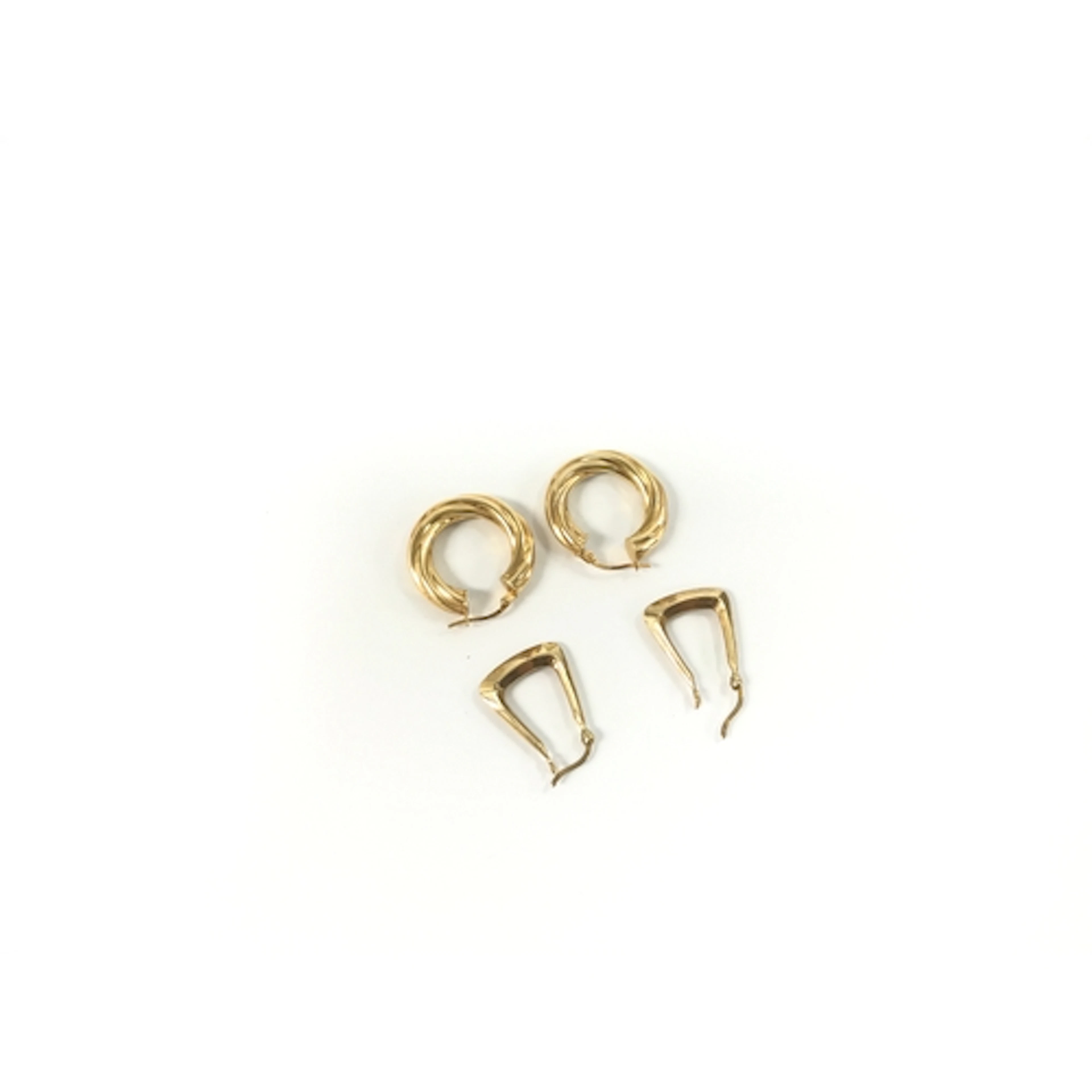 Two pairs of 9ct gold earrings 4.4g