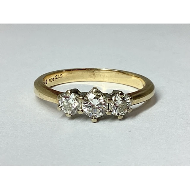 A 9ct Gold Three Stone Diamond Ring, of graduated claw set d...