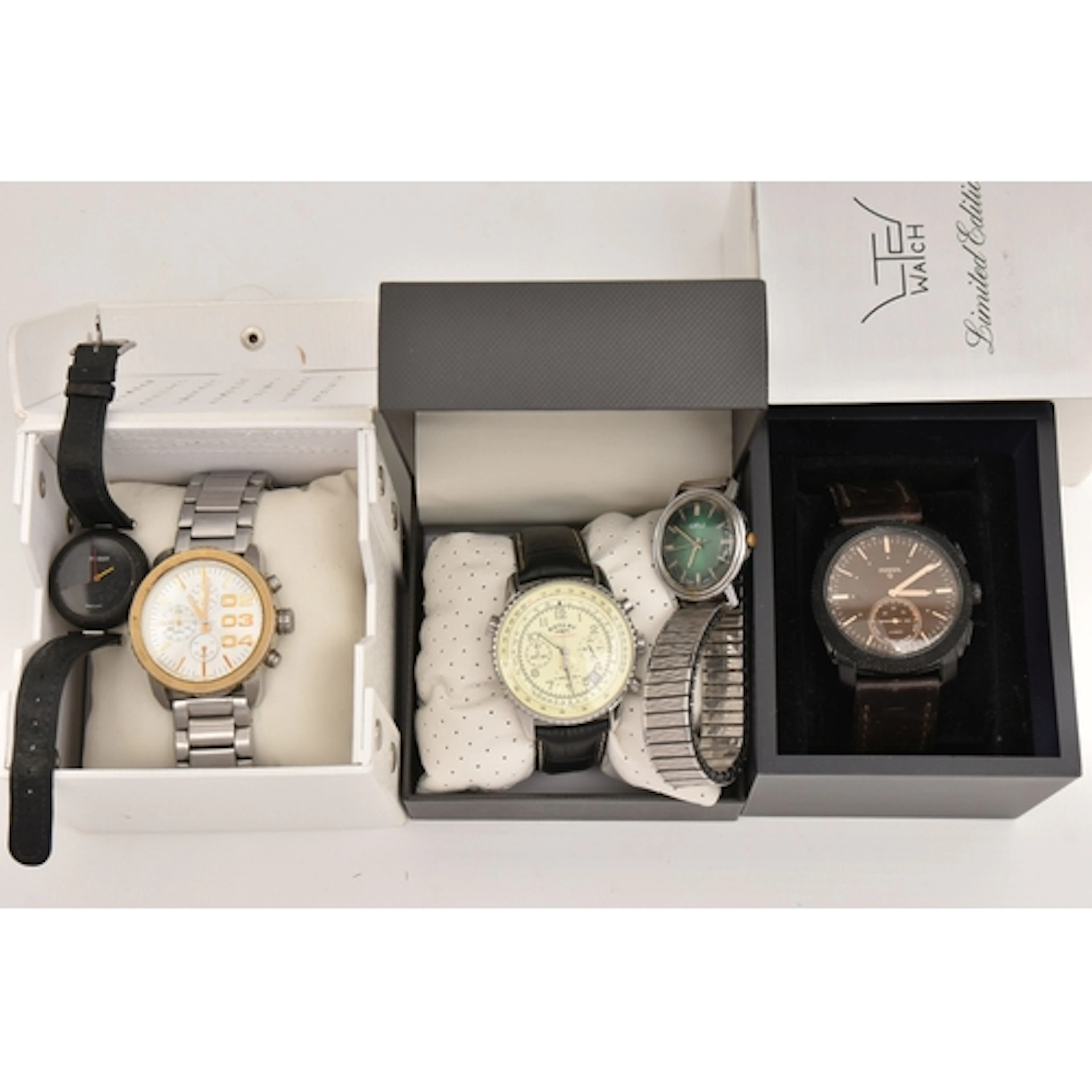 AN ASSORTMENT OF WATCHES, to include a gents 'Rotary' chrono...