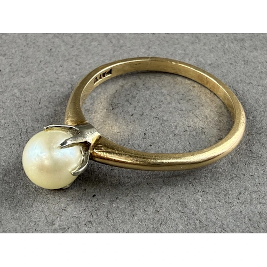 Jewellery: a yellow metal ring, marked 14K and testing as go...