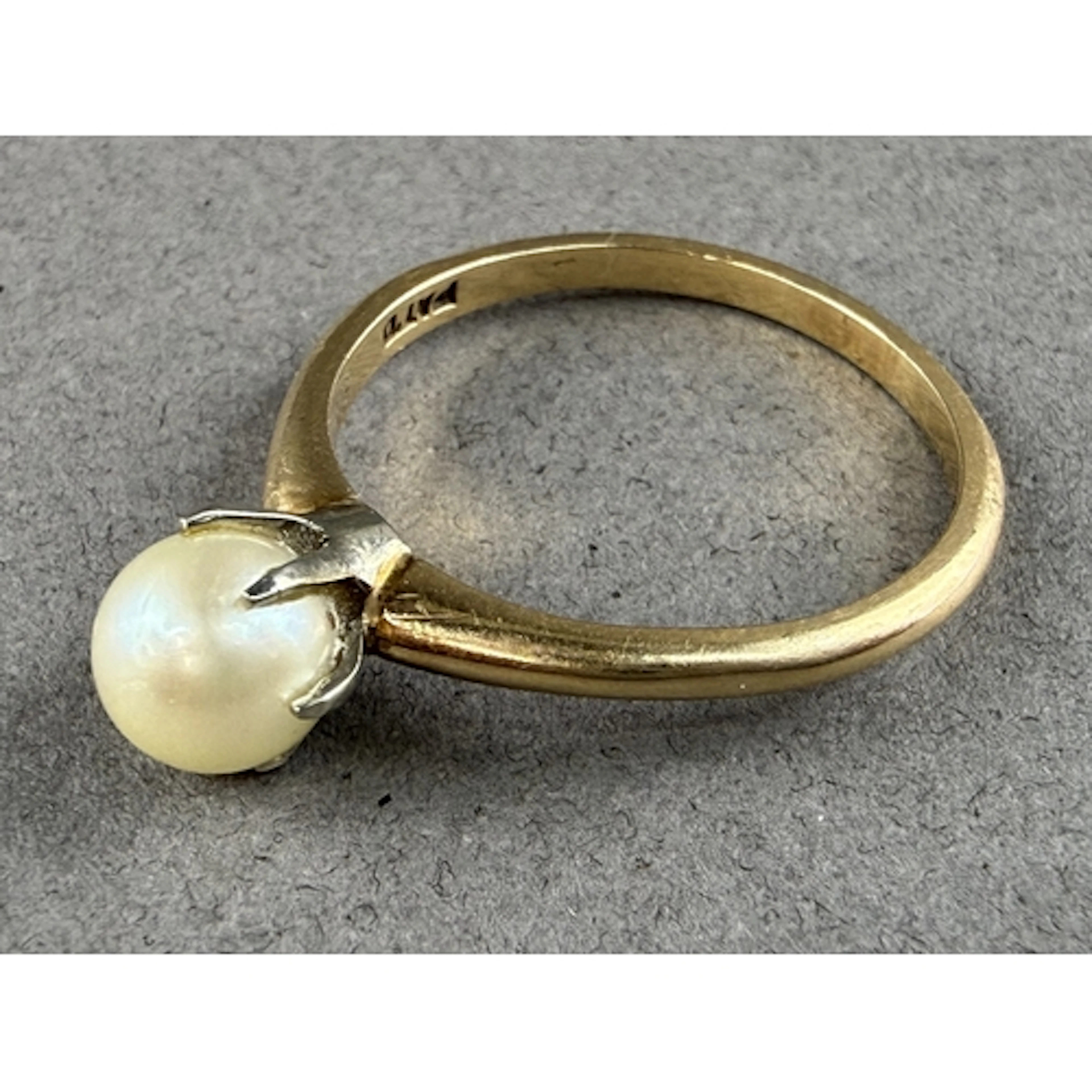 Jewellery: a yellow metal ring, marked 14K and testing as go...