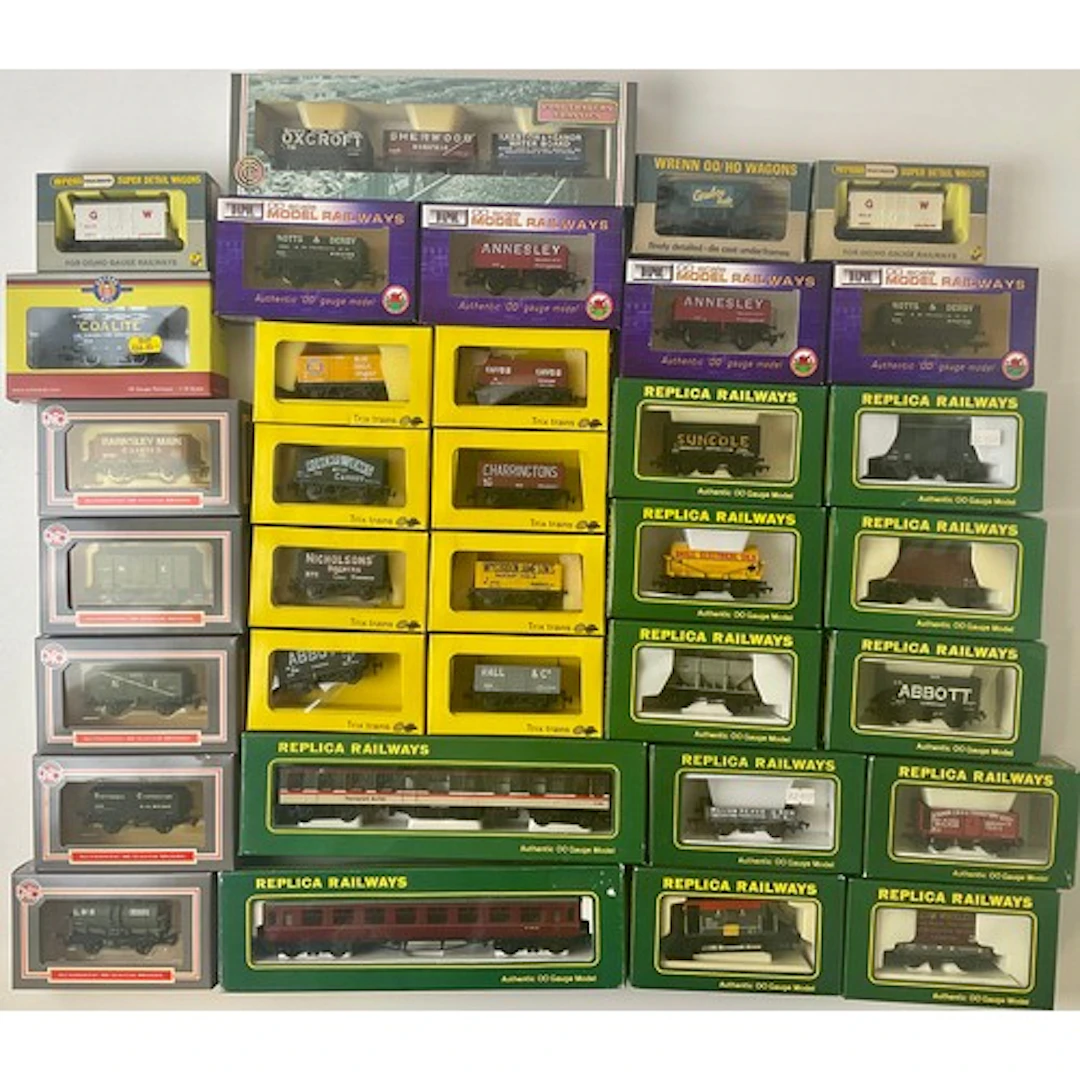 Model Railways - A quantity of boxed OO Gauge model railway ...