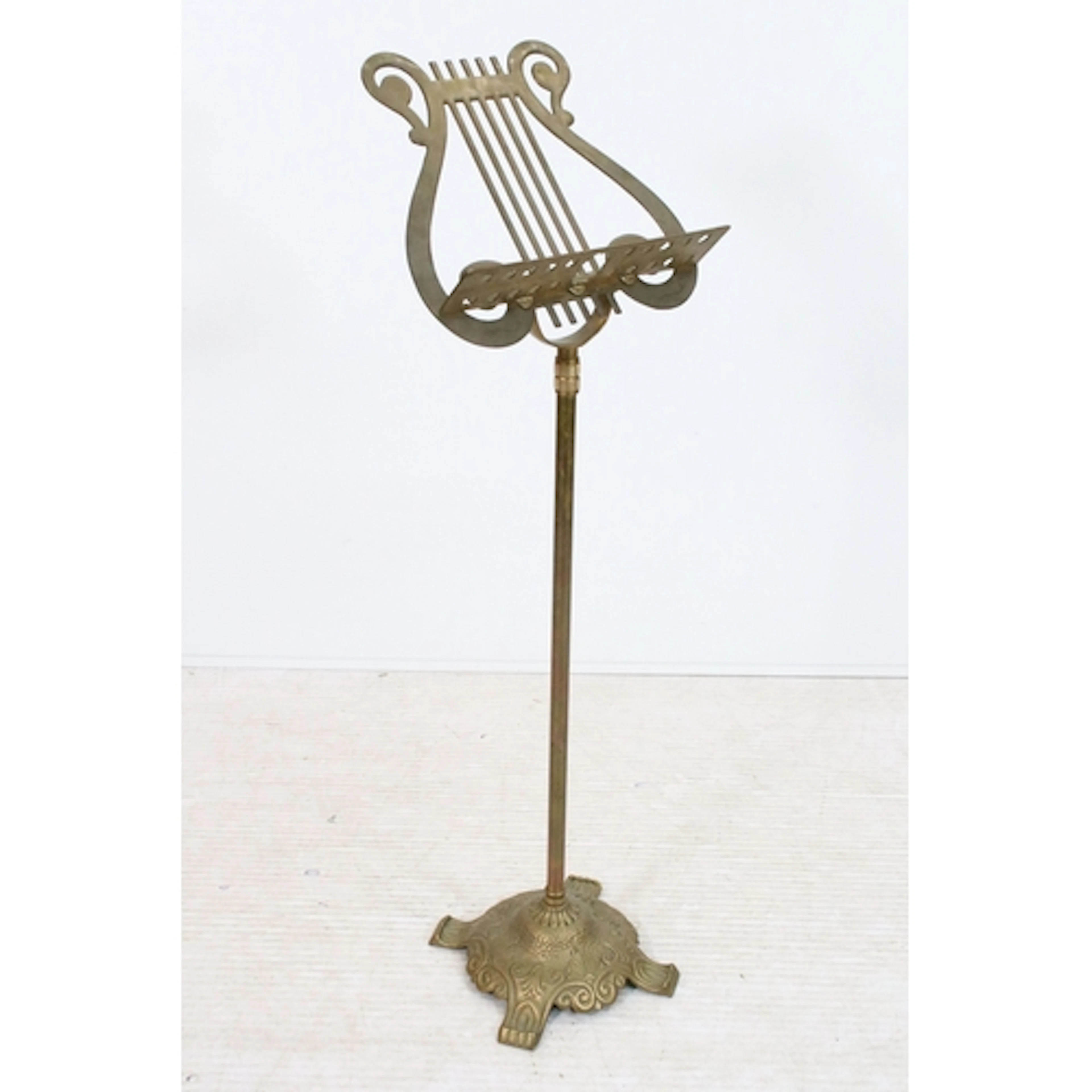 Early 20th century brass music stand, having harp shaped boo...