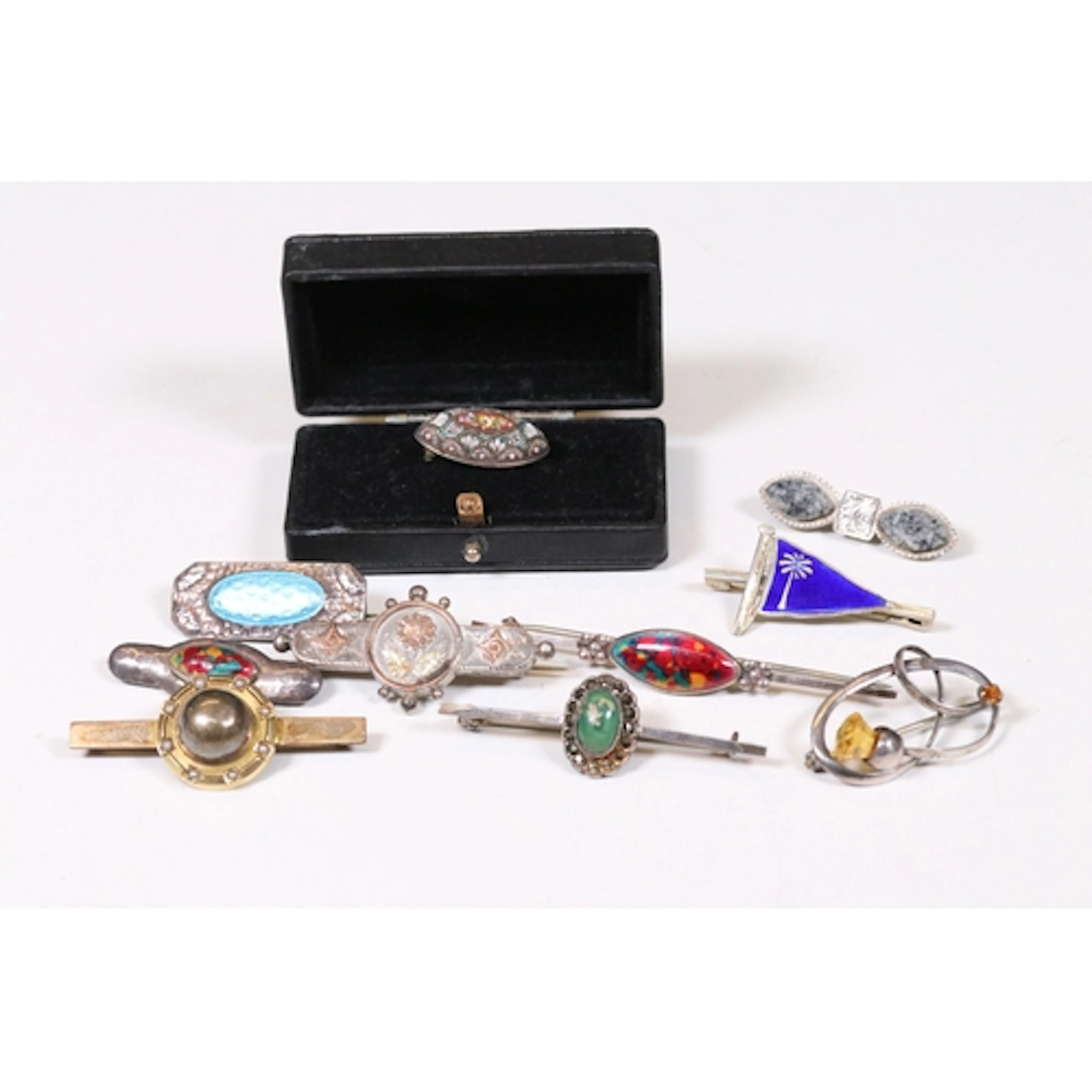 Collection of 19th Century onwards brooches to include hallm...