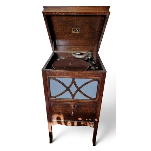 A good early 20th Century Gramophone 'His Masters Voice' lac...