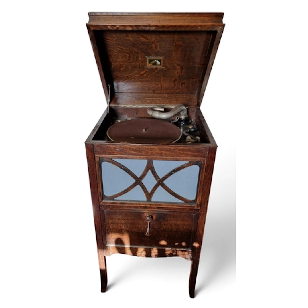 A good early 20th Century Gramophone 'His Masters Voice' lac...