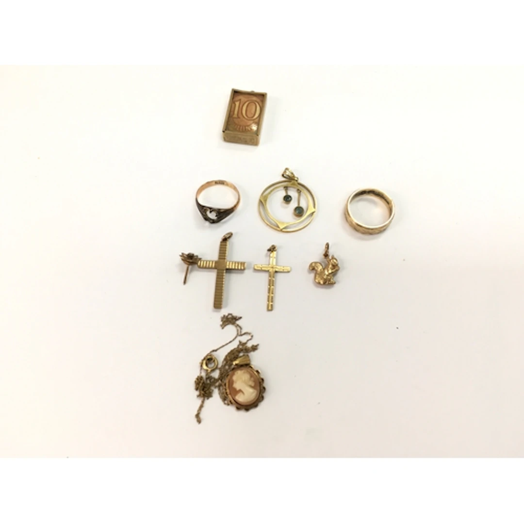9ct gold pendends, rings, charms etc 16.5g