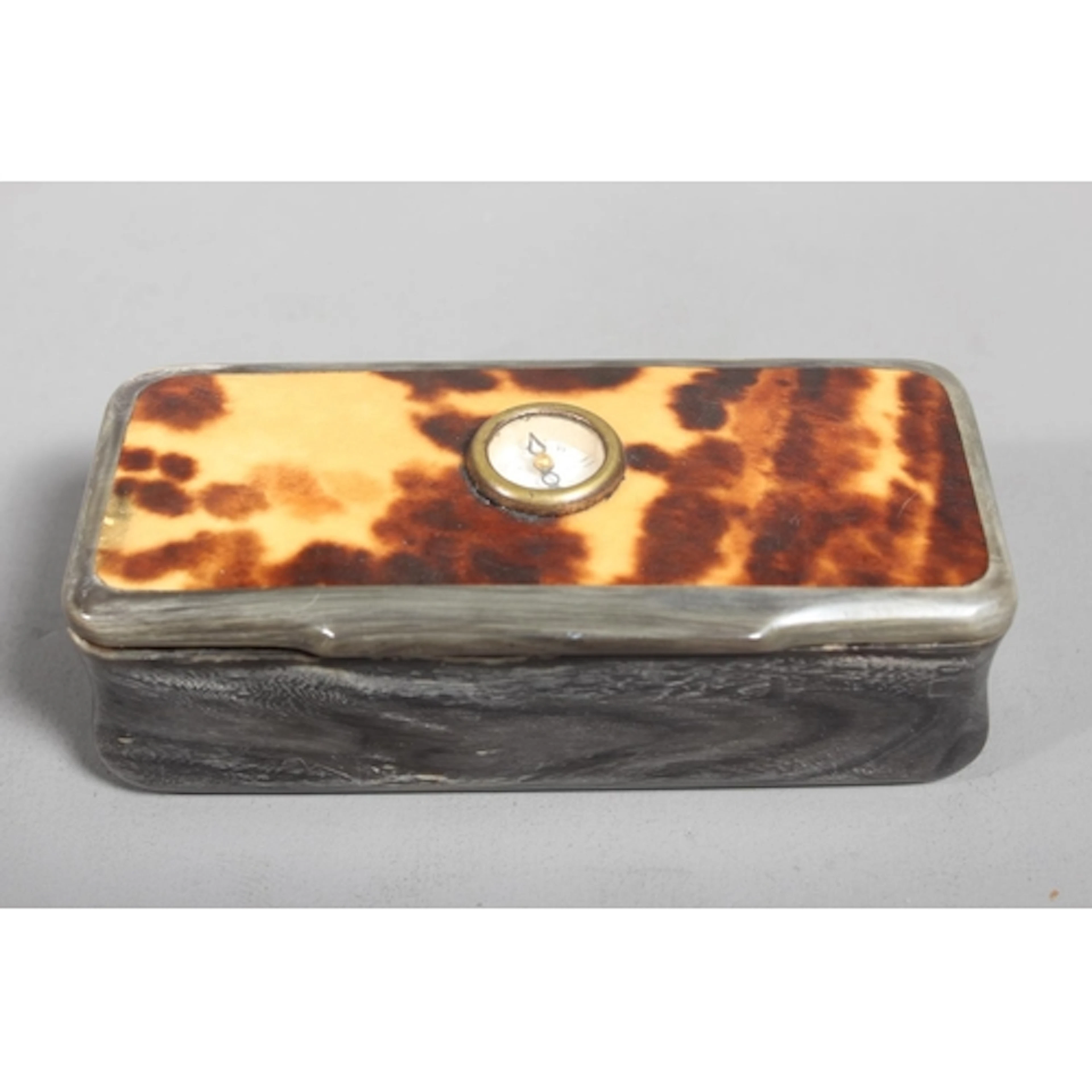 Antique carved horn snuff box, the top with inset tortoisesh...