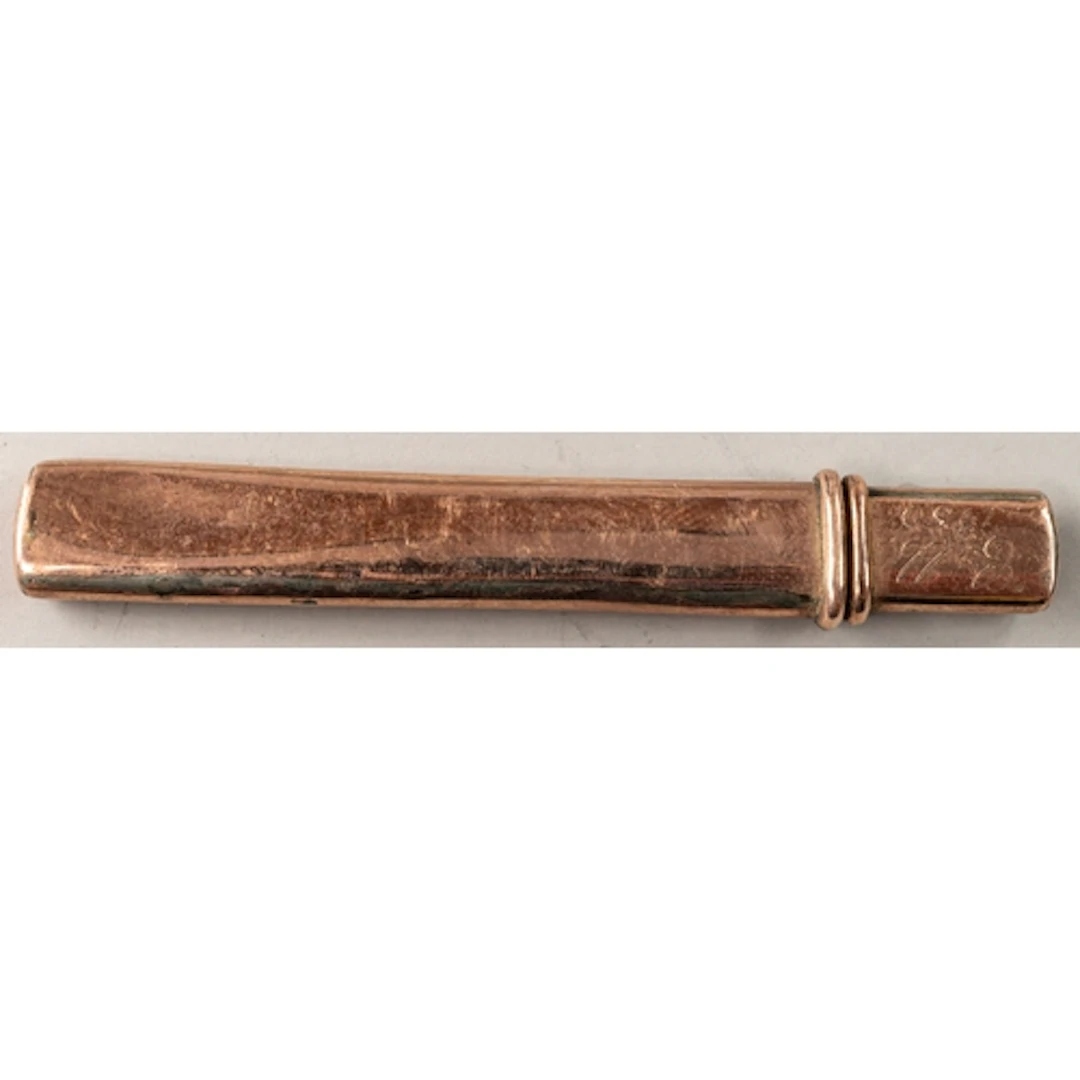 Jewellery: a yellow metal carpenter's pencil case, marked 9c...
