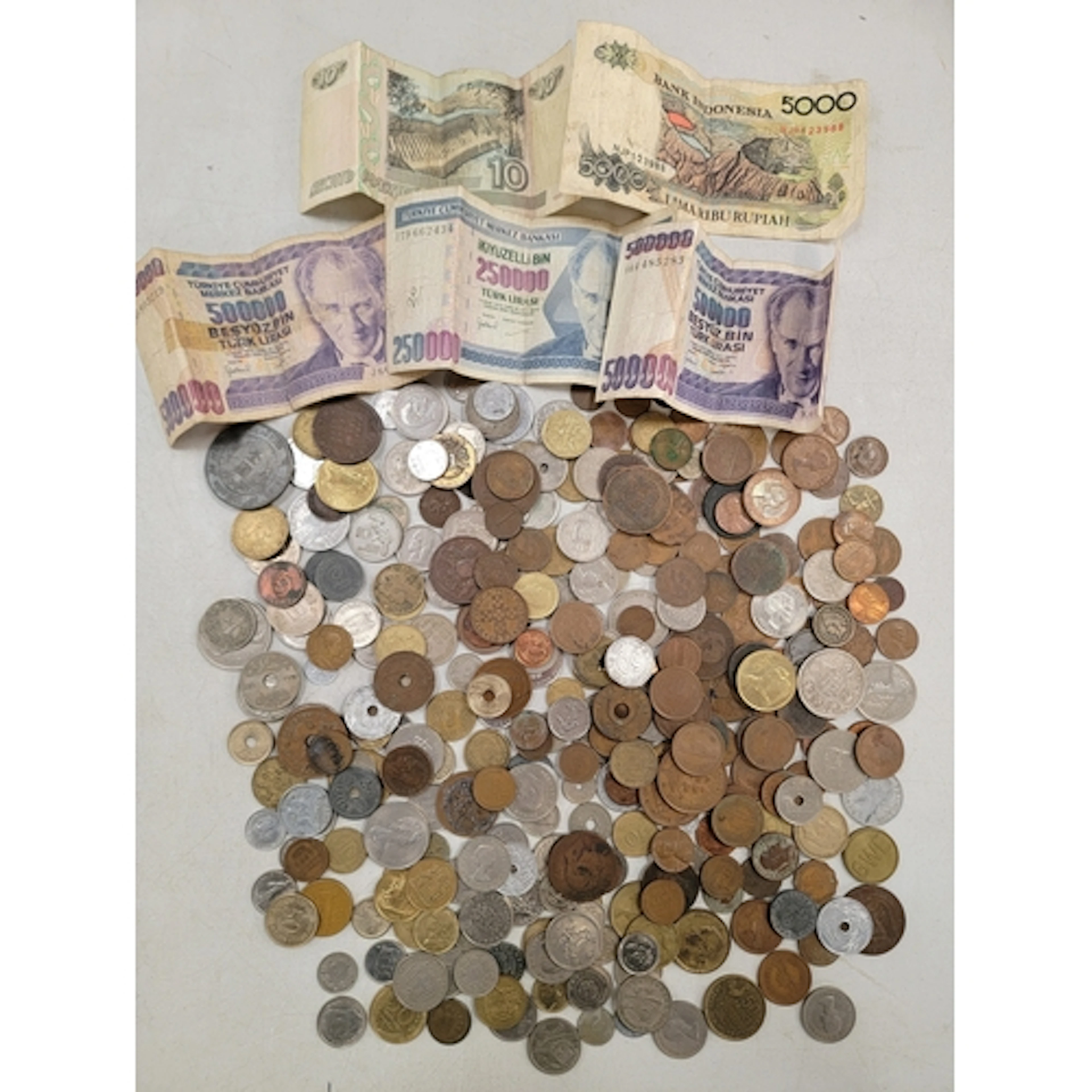 COLLECTION OF WORLD COINS including a 1919 British Indian Ge...