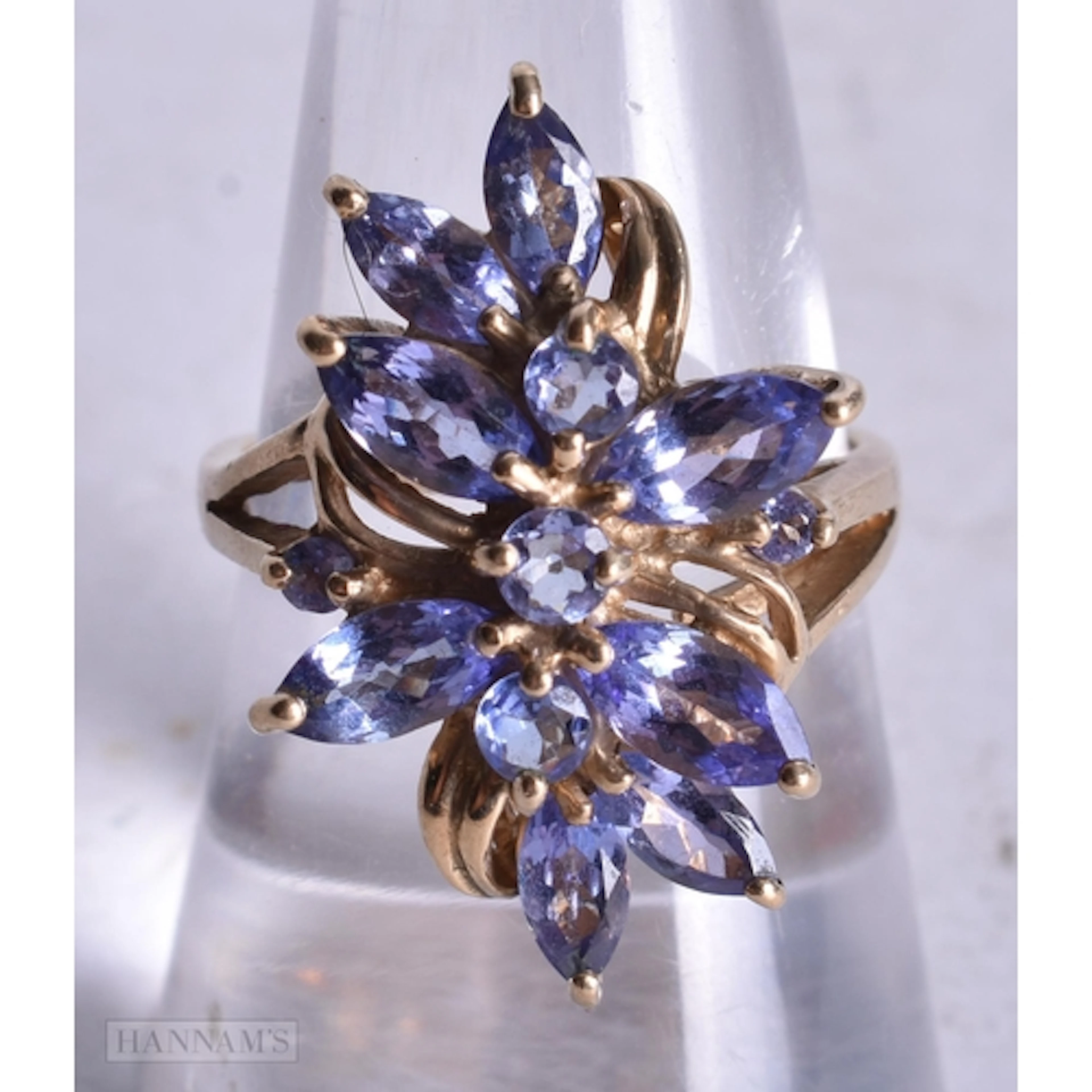 9ct gold tanzanite cluster ring (5.7g). N/O.