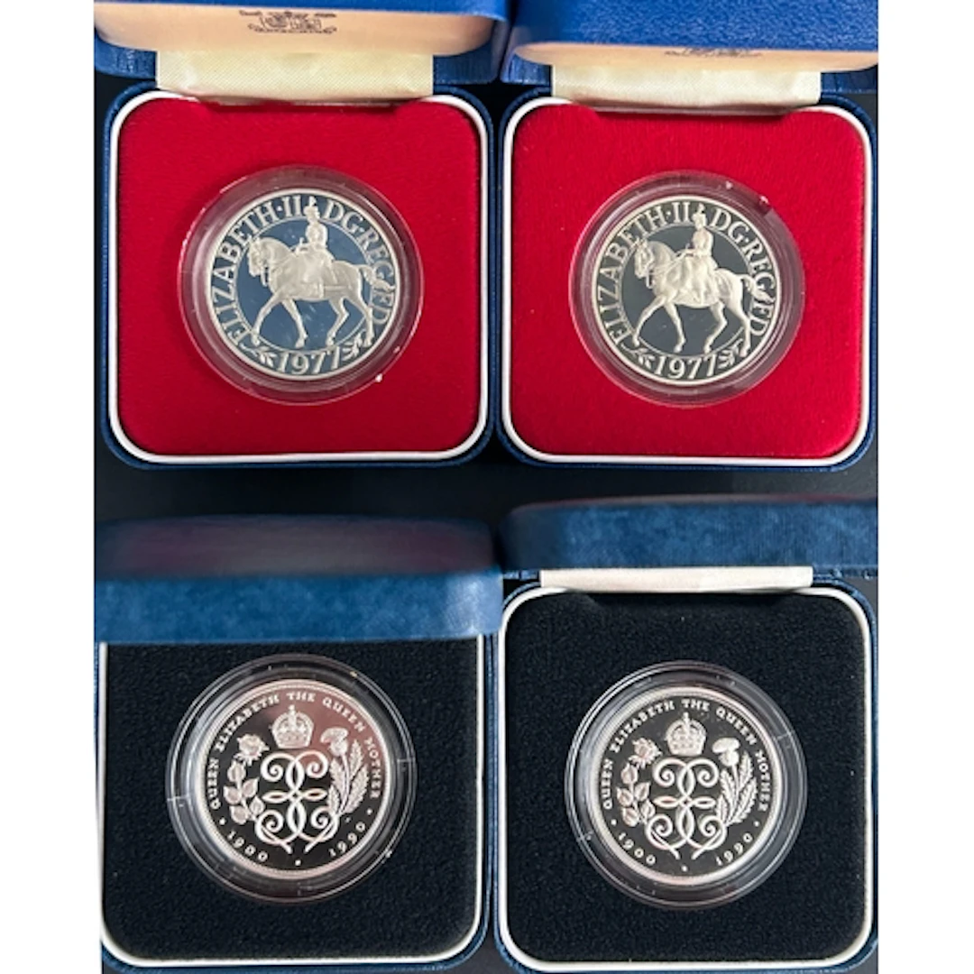 A group of twelve UK QEII boxed silver Crowns, comprising 19...