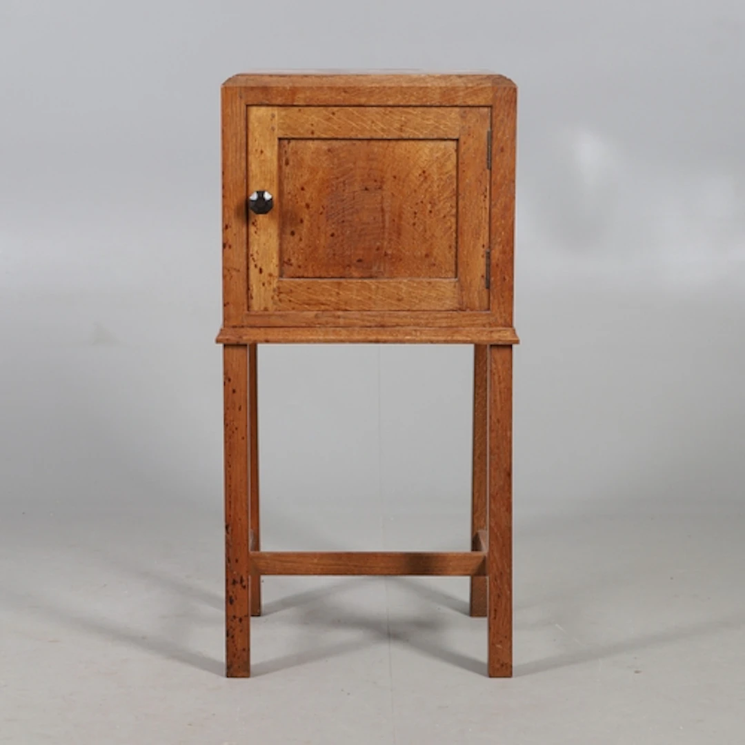 GORDON RUSSELL - COTSWOLD SCHOOL BEDSIDE CUPBOARD, 1928. An ...