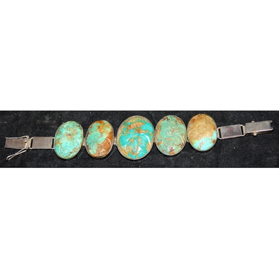 Vintage sterling silver linked bracelet featuring graduating...